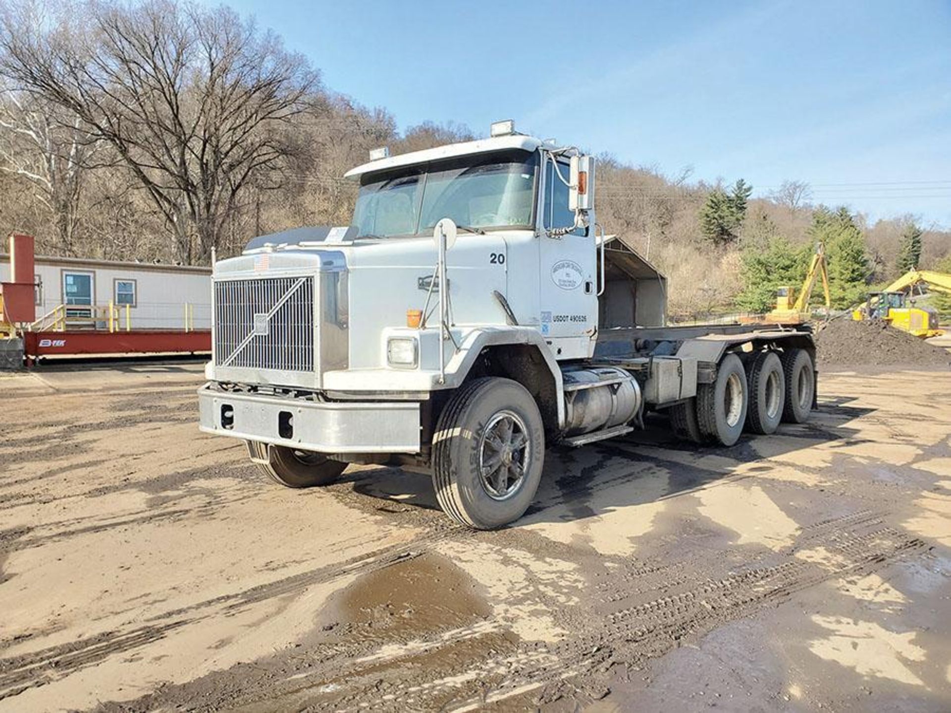 2001 Volvo Autocar Roll Off Truck, Tandem Axle w/ Single Tag Axle, Vin 4V5SC8RH51N311810, 88,160 GVW - Image 14 of 16