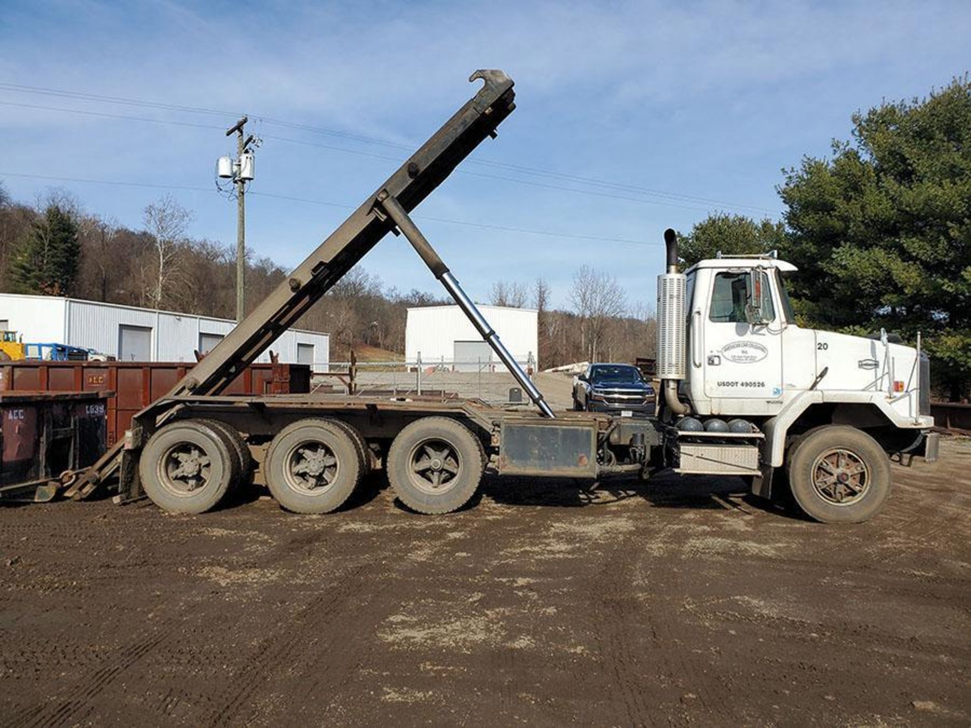 2001 Volvo Autocar Roll Off Truck, Tandem Axle w/ Single Tag Axle, Vin 4V5SC8RH51N311810, 88,160 GVW - Image 3 of 16