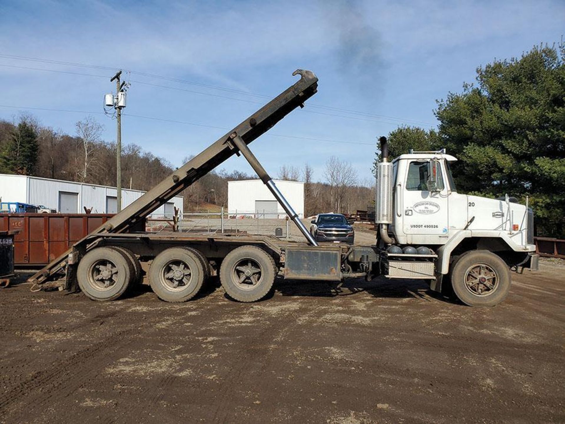 2001 Volvo Autocar Roll Off Truck, Tandem Axle w/ Single Tag Axle, Vin 4V5SC8RH51N311810, 88,160 GVW - Image 4 of 16