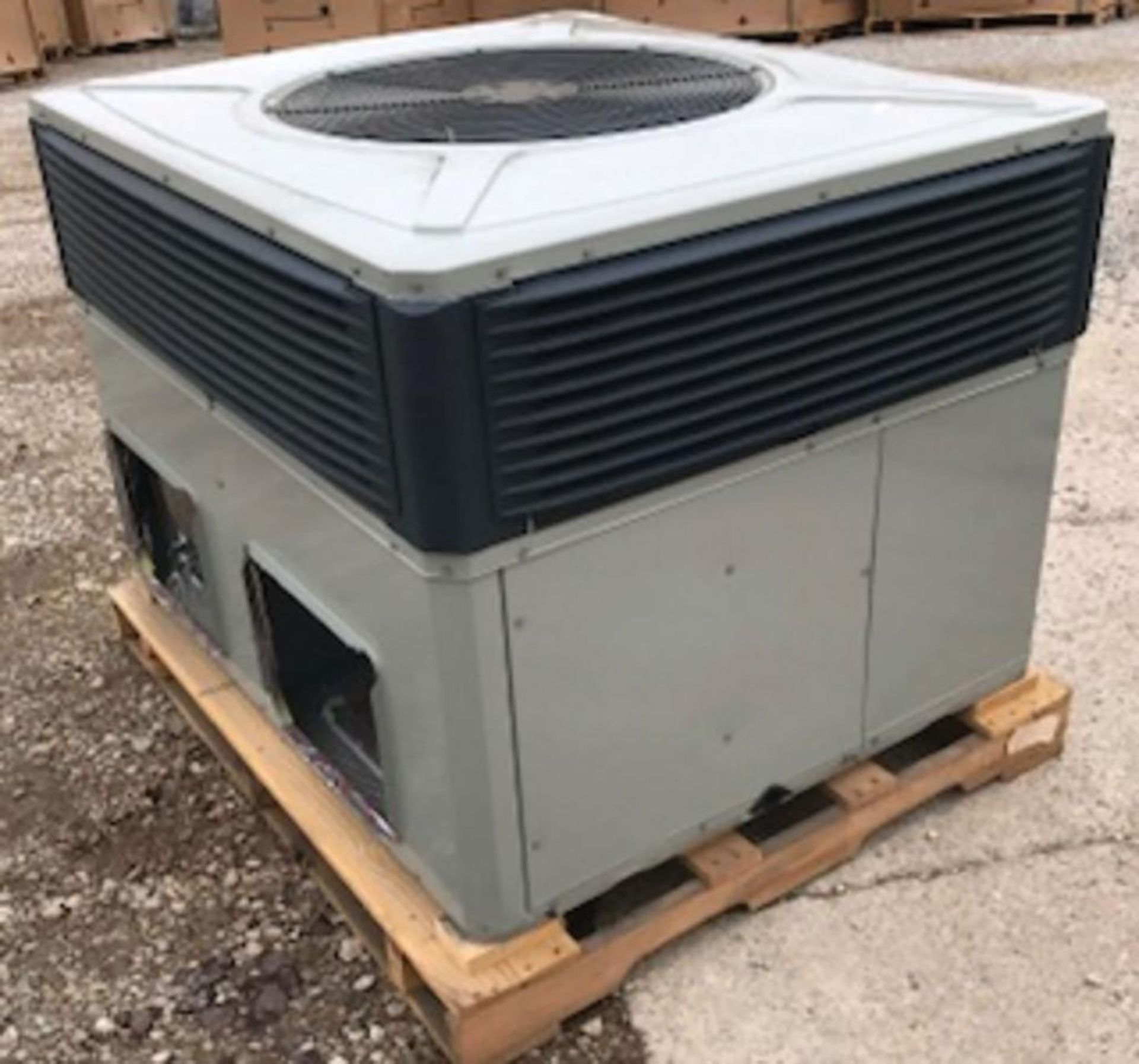 (1) Trane 3-Ton Single Packaged Gas/Air Conditioning Rooftop Unit, Airflow: Convertible, Voltage: 46 - Image 3 of 3