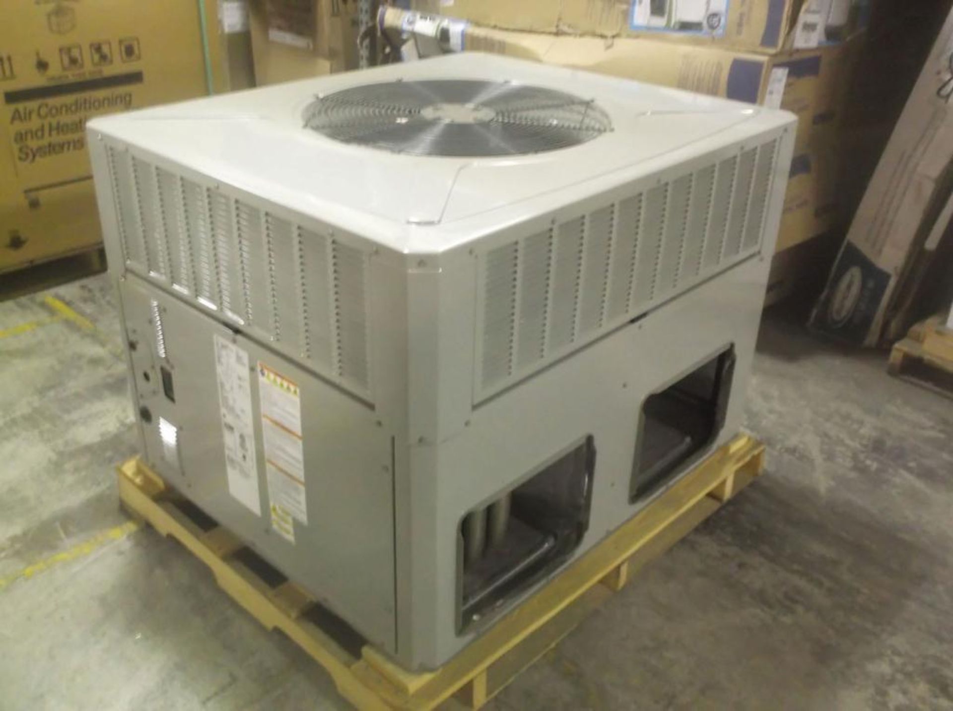 (1) Trane 3-Ton Gas/Electric Package Unit, Airflow: Convertible, Voltage: 460, Hertz: 60, Phase: 3, - Image 2 of 4