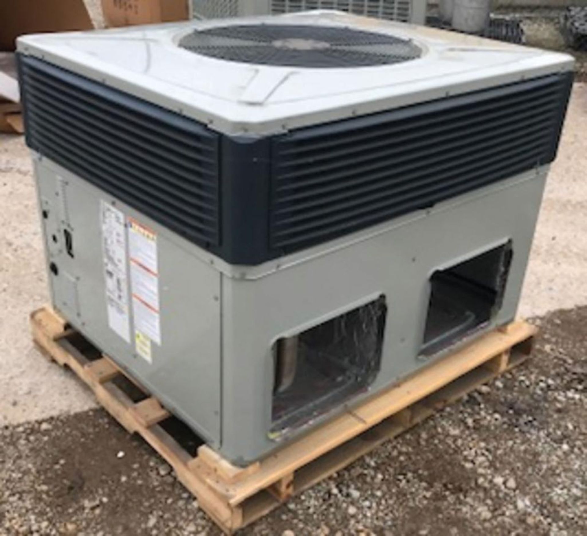 (1) Trane 3-Ton Single Packaged Gas/Air Conditioning Rooftop Unit, Airflow: Convertible, Voltage: 46 - Image 2 of 3