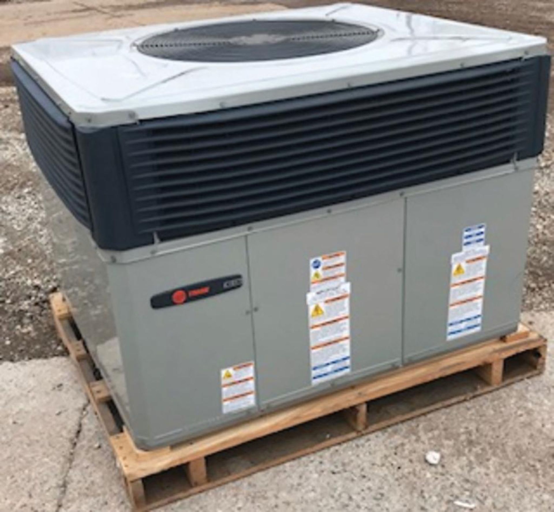 (1) Trane 3-Ton Single Packaged Gas/Air Conditioning Rooftop Unit, Airflow: Convertible, Voltage: 46