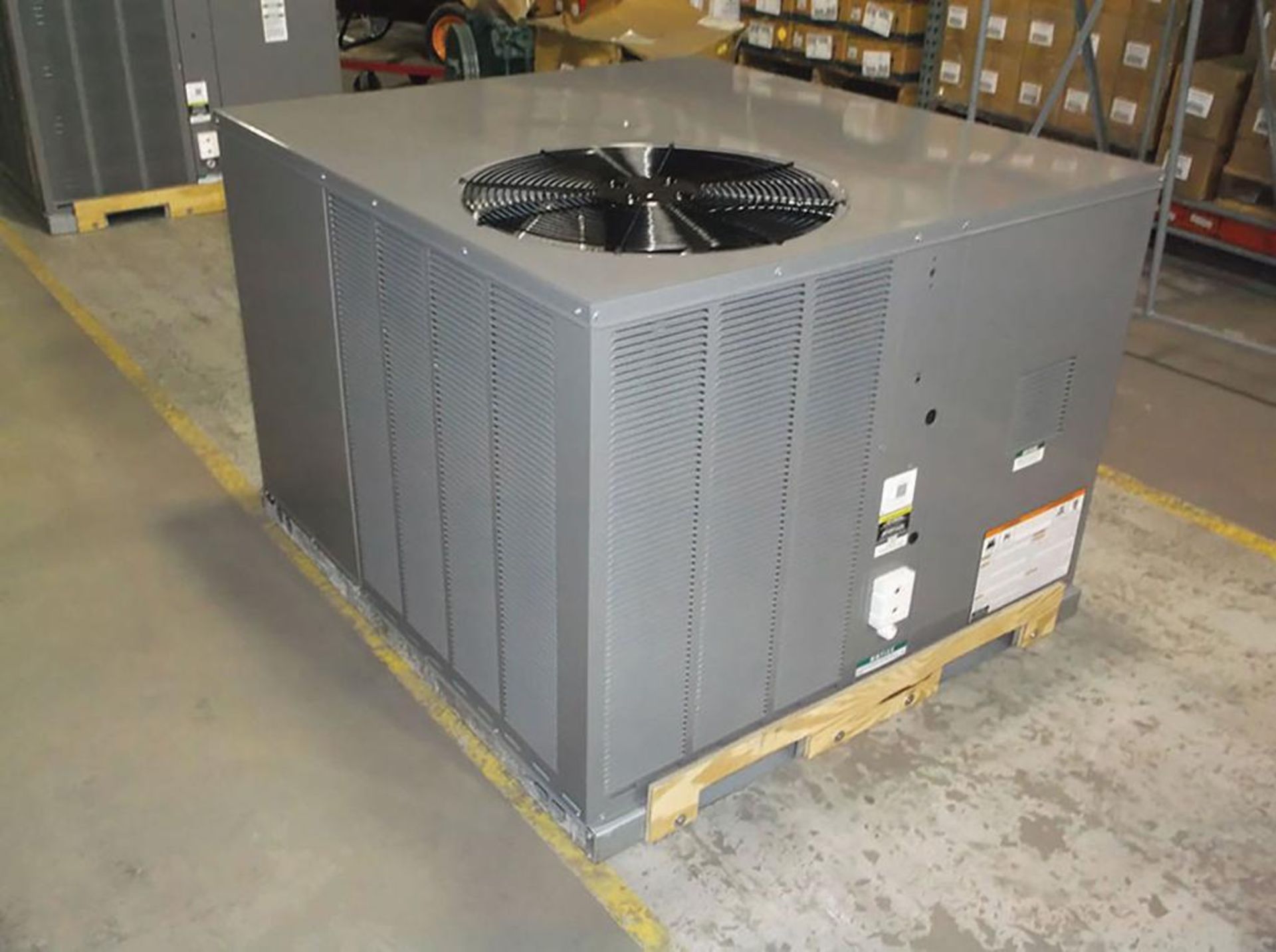 (1) Rheem 2-Ton Convertible Rooftop Direct Drive Gas/Electric Nox Package Unit, Voltage: 208/230, He