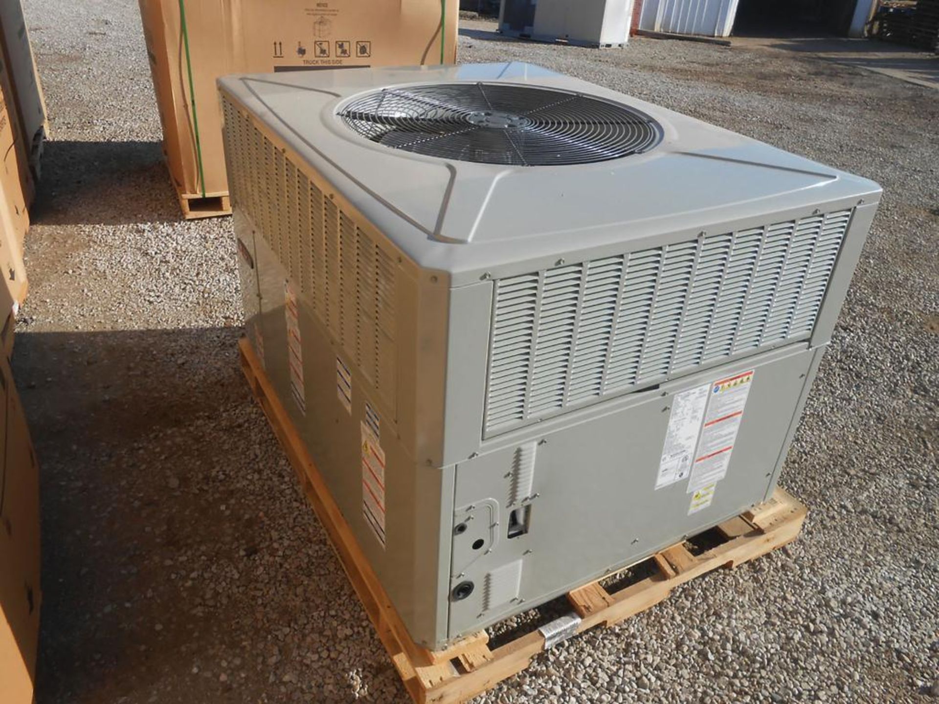 (1) Trane 4-Ton Gas/Electric Package Unit, Airflow: Convertible, Voltage: 460, Hertz: 60, Phase: 3, - Image 2 of 5
