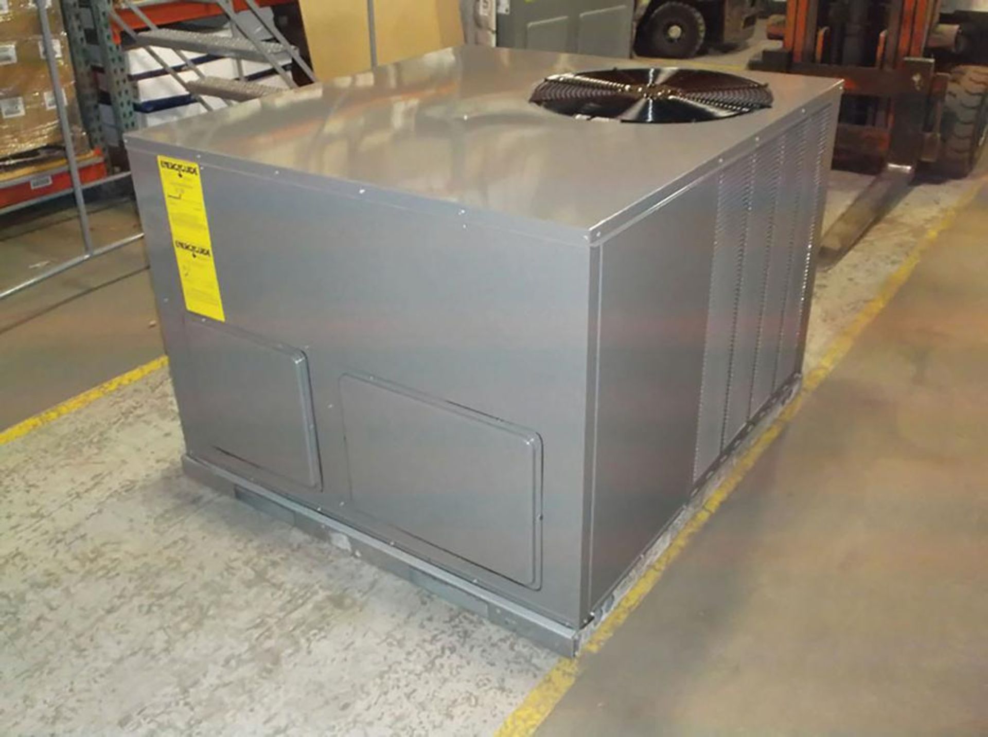 (1) Rheem 2-Ton Convertible Rooftop Direct Drive Gas/Electric Nox Package Unit, Voltage: 208/230, He - Image 2 of 3