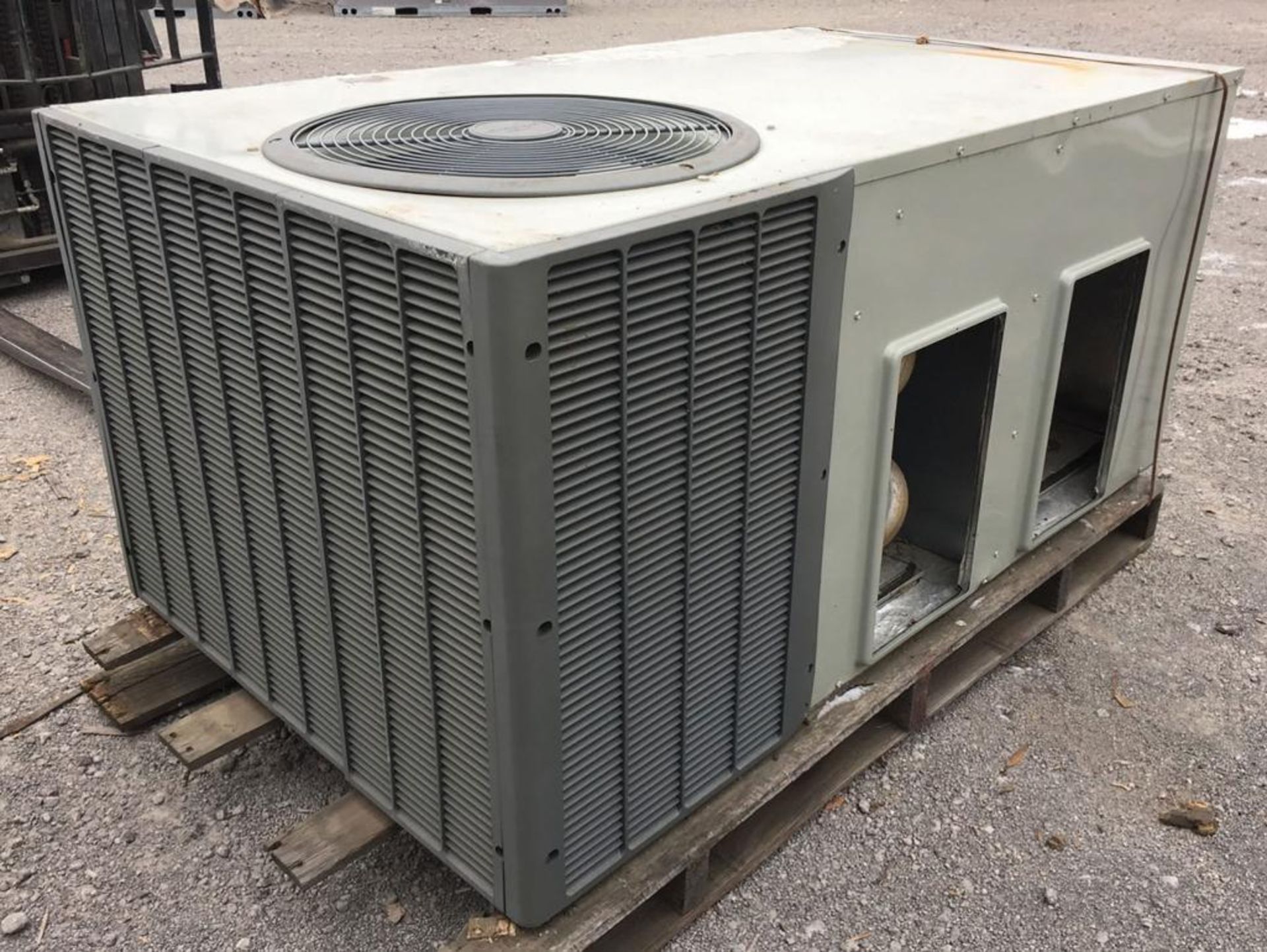 (1) Trane 3-Ton Convertible Gas/Electric Package, Model YCZ036F3M0BD, Voltage: 208/230, Hertz: 60, 3 - Image 2 of 6