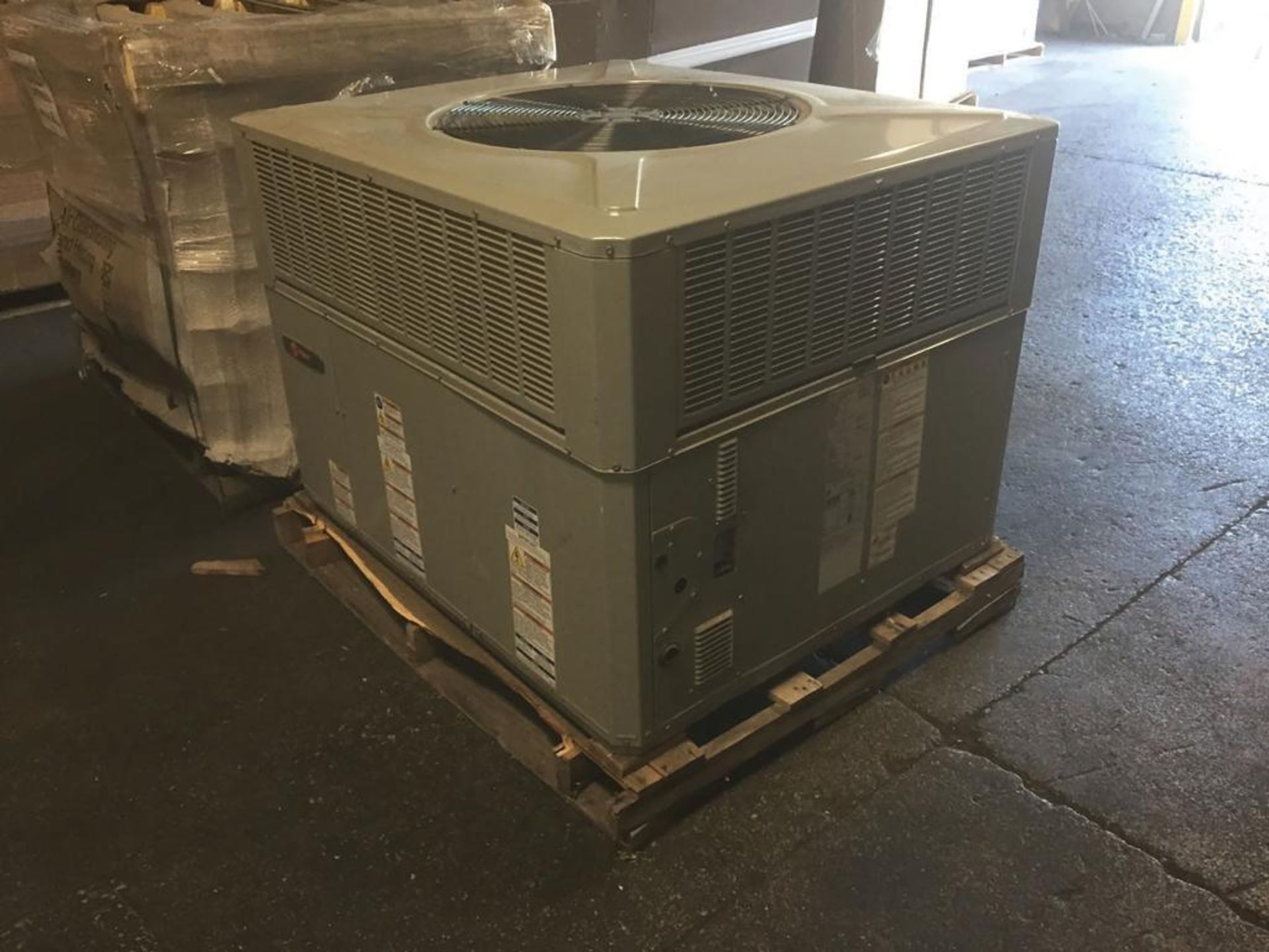 (1) Trane 3-Ton Natural Gas/Electric Packaged Unit, Airflow: Convertible, Voltage: 208/230, Hertz: 6