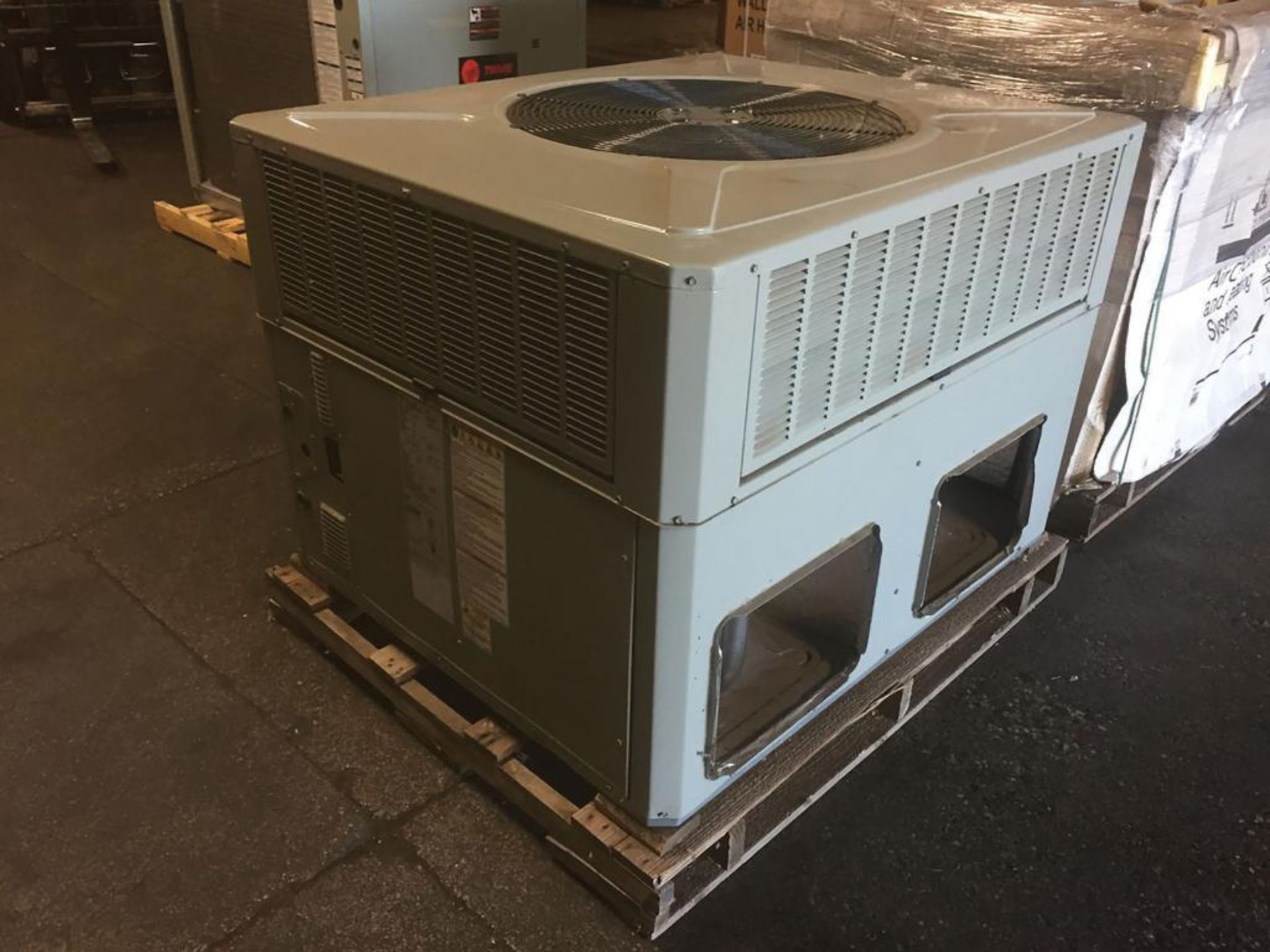 (1) Trane 3-Ton Natural Gas/Electric Packaged Unit, Airflow: Convertible, Voltage: 208/230, Hertz: 6 - Image 2 of 4