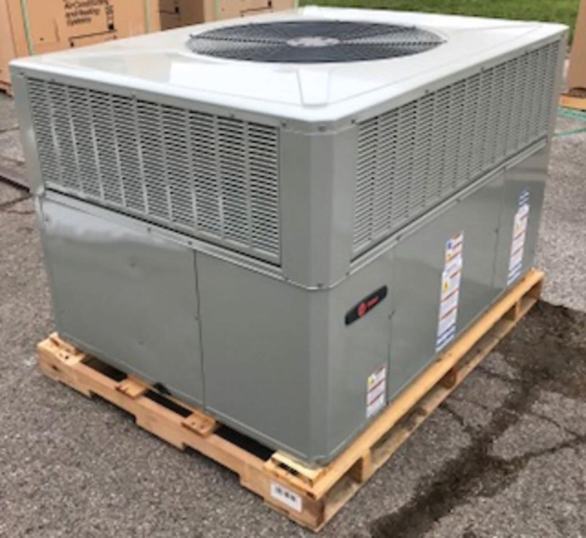 (1) Trane 4-Ton Single Packaged Gas/Air Conditioning Rooftop Unit, Airflow: Convertible, Voltage: 46 - Image 2 of 6