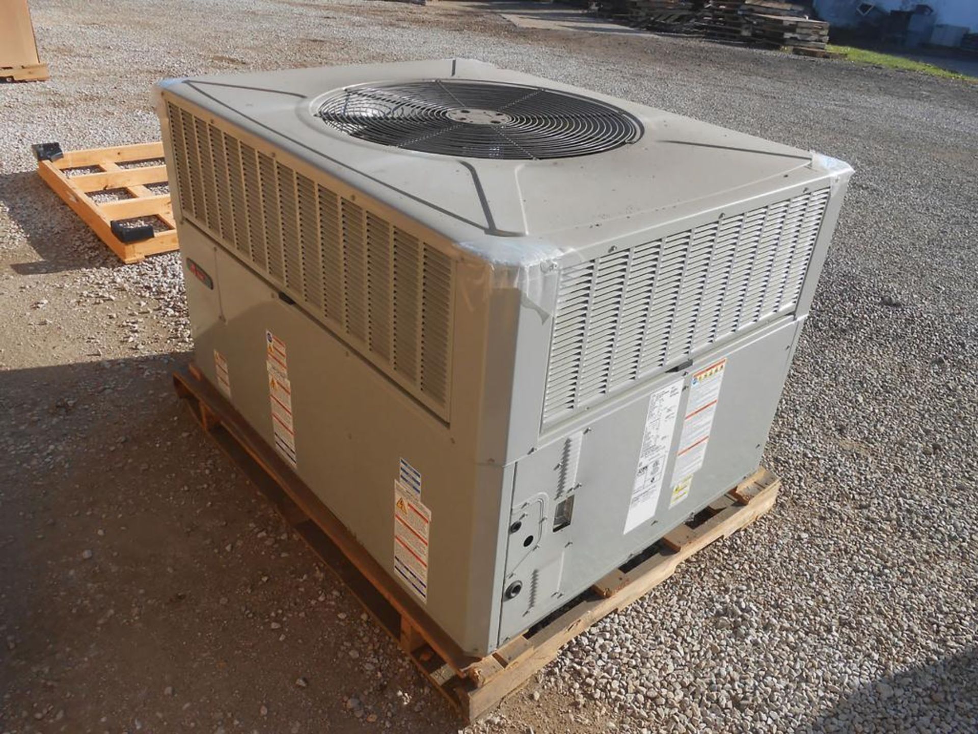 (1) Trane 4-Ton Single Packaged Gas/Air Conditioning Rooftop Unit, Airflow: Convertible, Voltage: 46 - Image 2 of 5