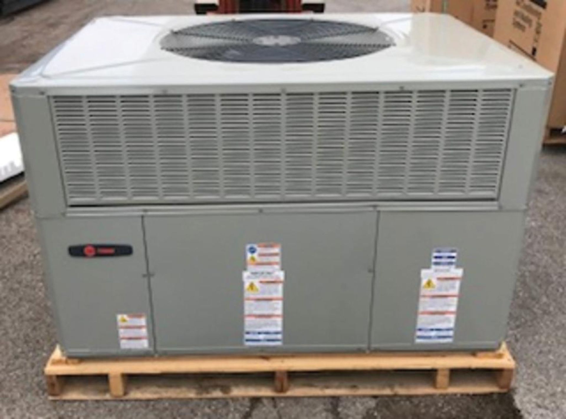 (1) Trane 4-Ton Single Packaged Gas/Air Conditioning Rooftop Unit, Airflow: Convertible, Voltage: 46