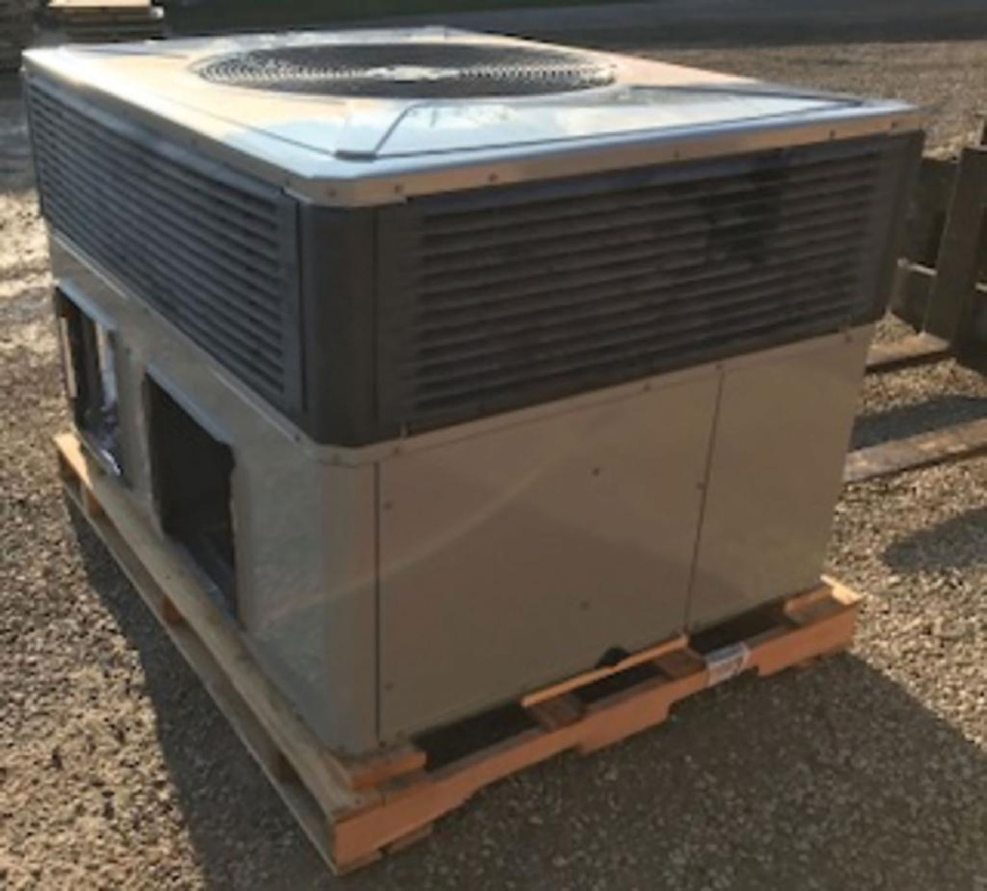 (1) Trane 4-Ton Gas/Electric Package Unit, Airflow: Convertible, Voltage: 460, Hertz: 60, Phase: 3, - Image 3 of 6