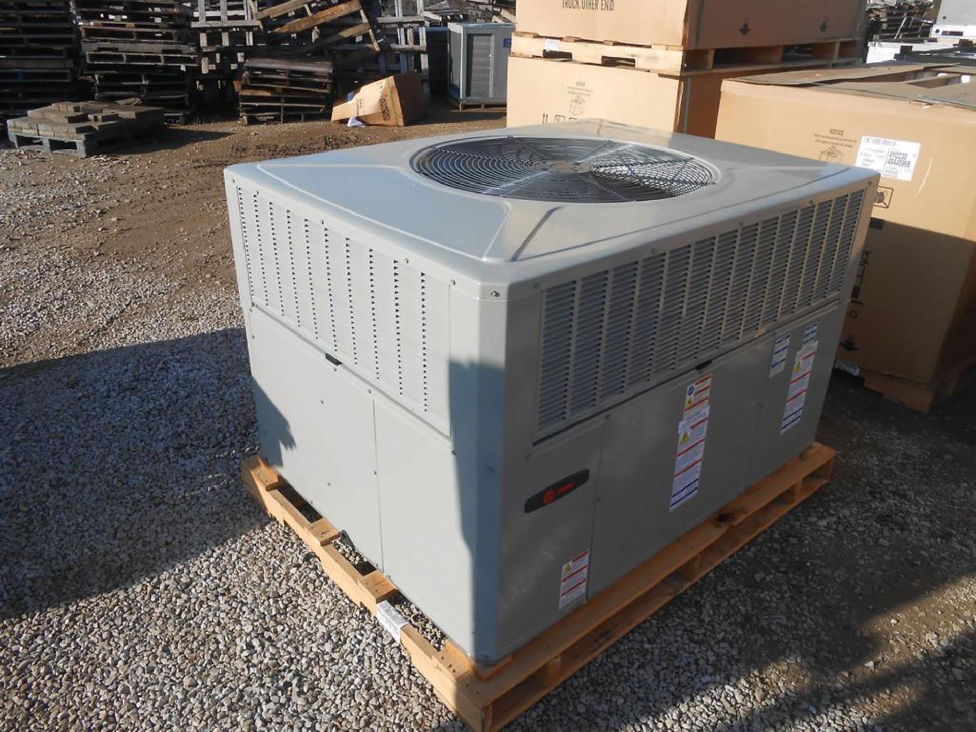 (1) Trane 4-Ton Single Packaged Gas/Air Conditioning Rooftop Unit, Airflow: Convertible, Voltage: 46