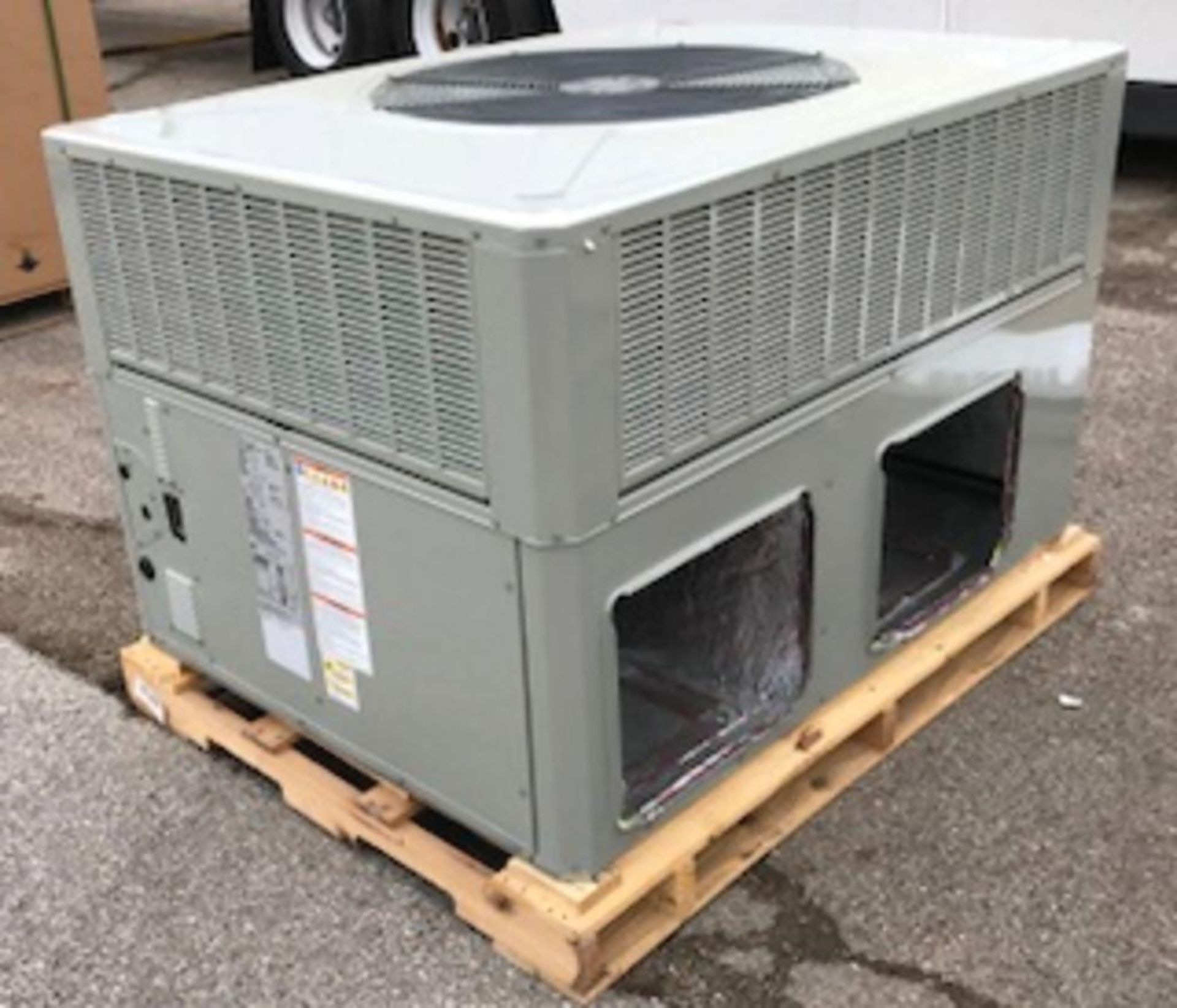 (1) Trane 4-Ton Single Packaged Gas/Air Conditioning Rooftop Unit, Airflow: Convertible, Voltage: 46 - Image 3 of 6