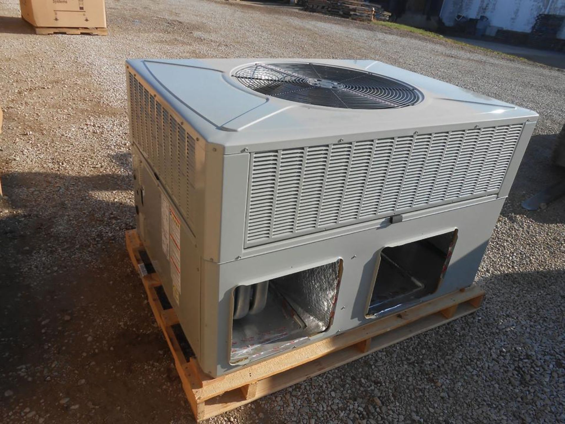 (1) Trane 4-Ton Single Packaged Gas/Air Conditioning Rooftop Unit, Airflow: Convertible, Voltage: 46 - Image 2 of 5