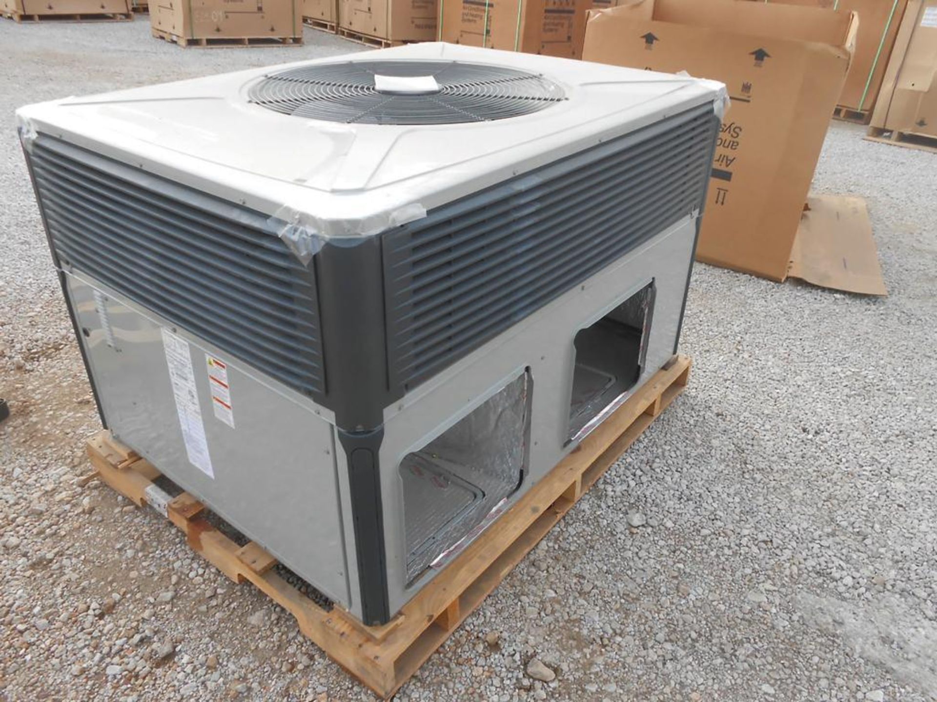 (1) Trane 4-Ton Single Packaged Air Conditioner, Airflow: Convertible, Voltage: 460, Hertz: 60, Phas - Image 2 of 3