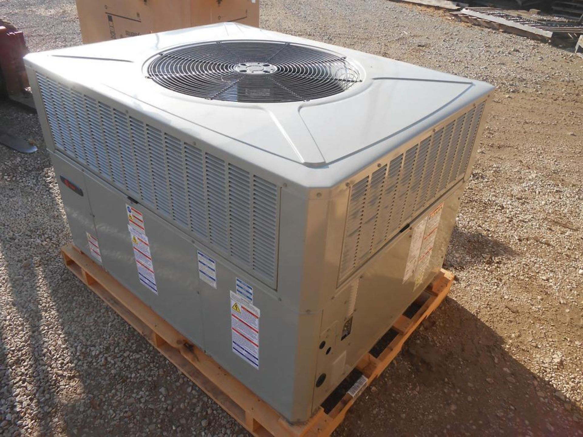 (1) Trane 4-Ton Single Packaged Gas/Air Conditioning Rooftop Unit, Airflow: Convertible, Voltage: 46 - Image 3 of 5