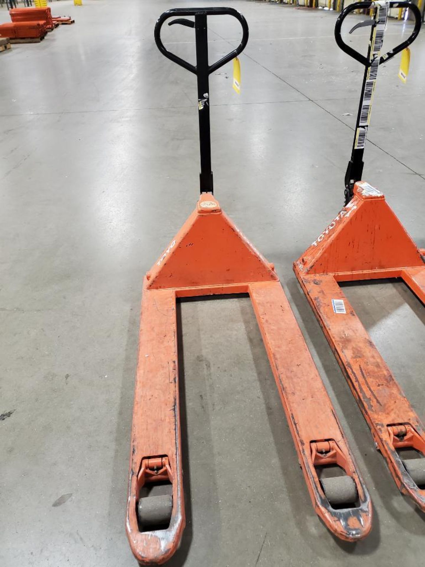 Toyota 5,500 LB. Hydraulic Manual Pallet Jack - Image 2 of 4