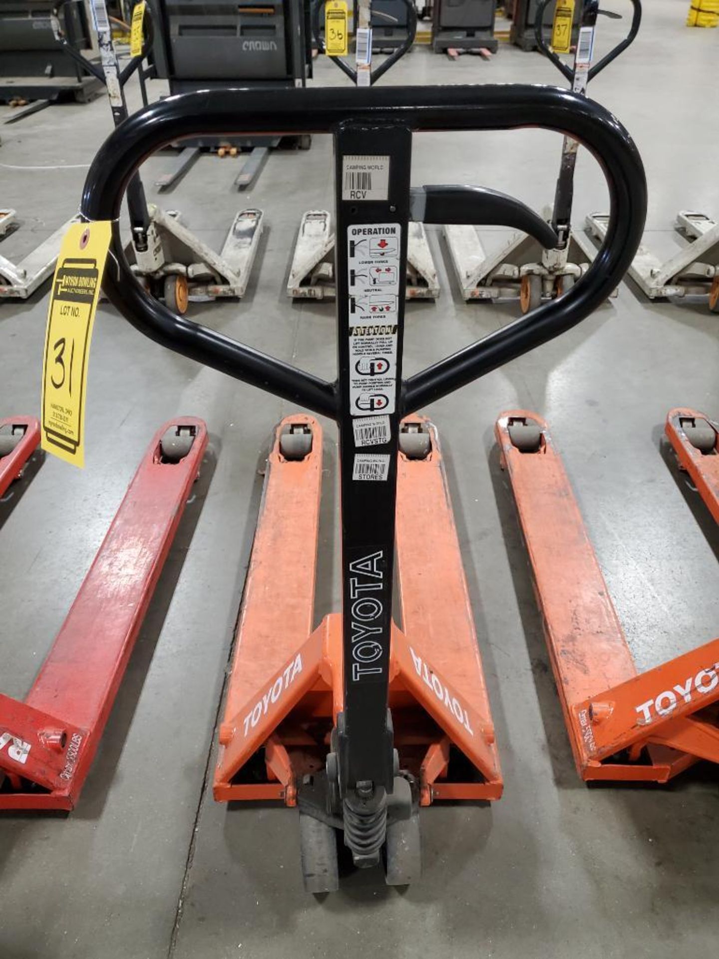 Toyota 5,500 LB. Hydraulic Manual Pallet Jack - Image 4 of 4