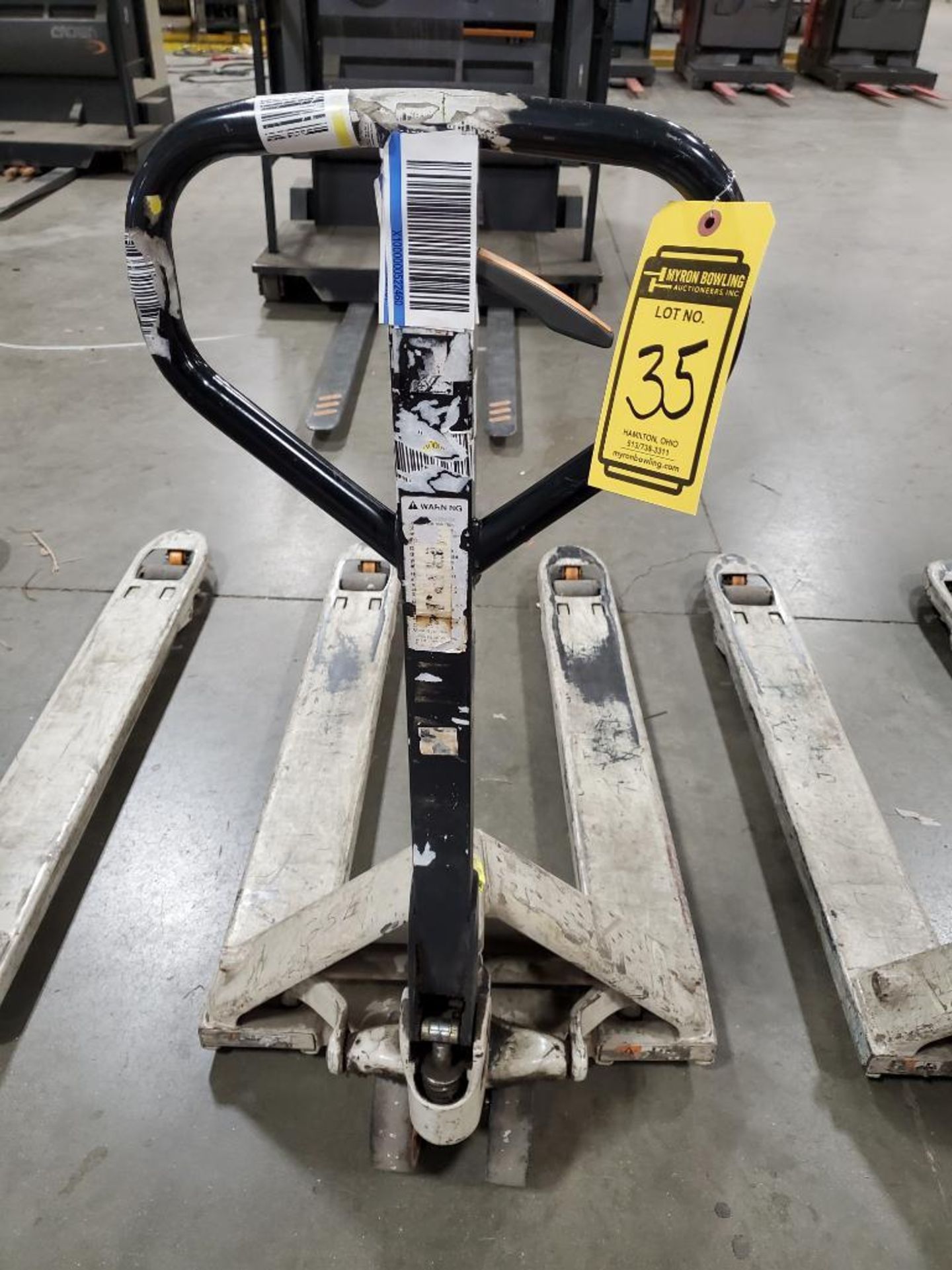 Crown 5,500 LB. Hydraulic Manual Pallet Jack - Image 4 of 5