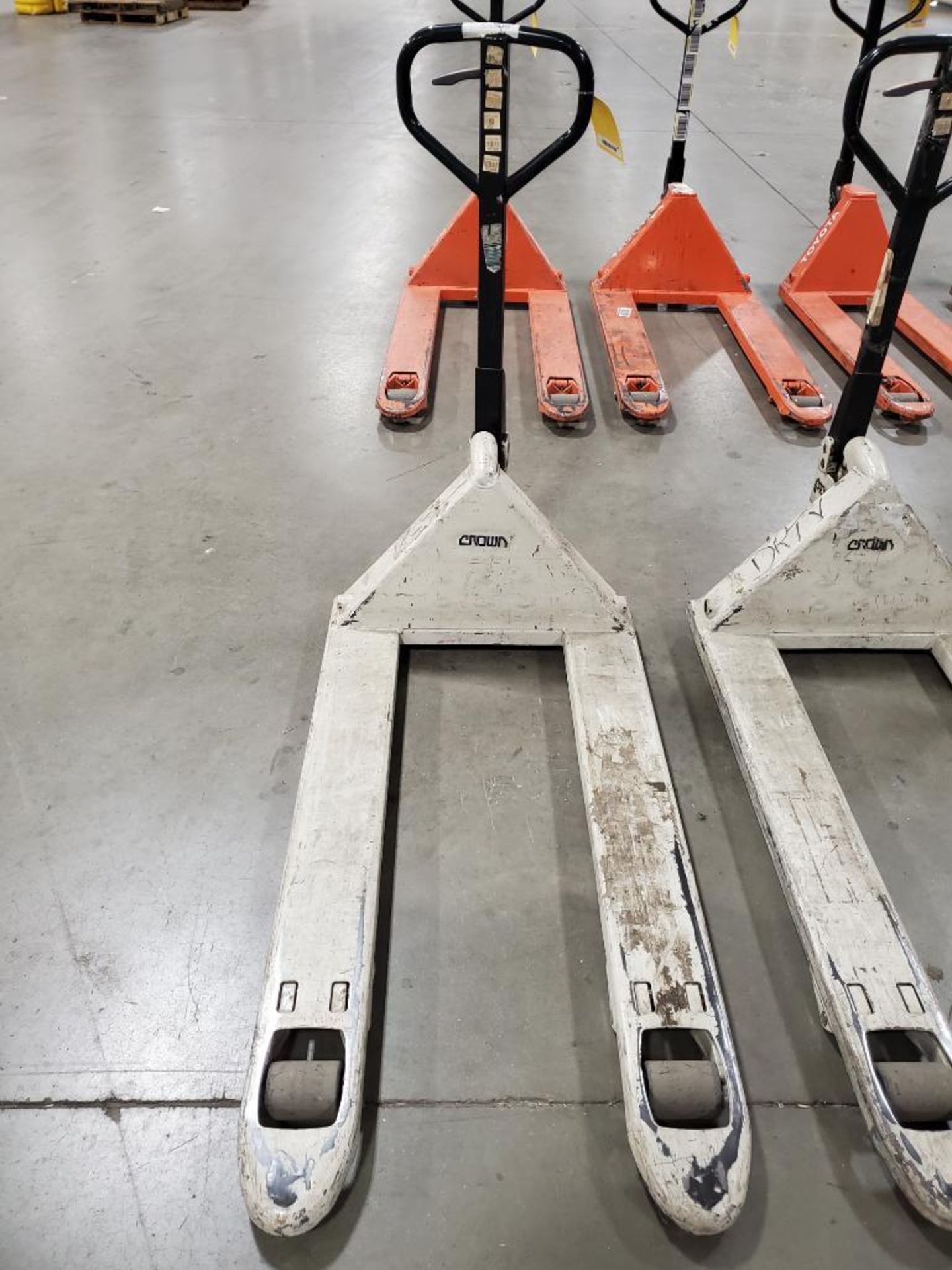 Crown 5,500 LB. Hydraulic Manual Pallet Jack - Image 3 of 4