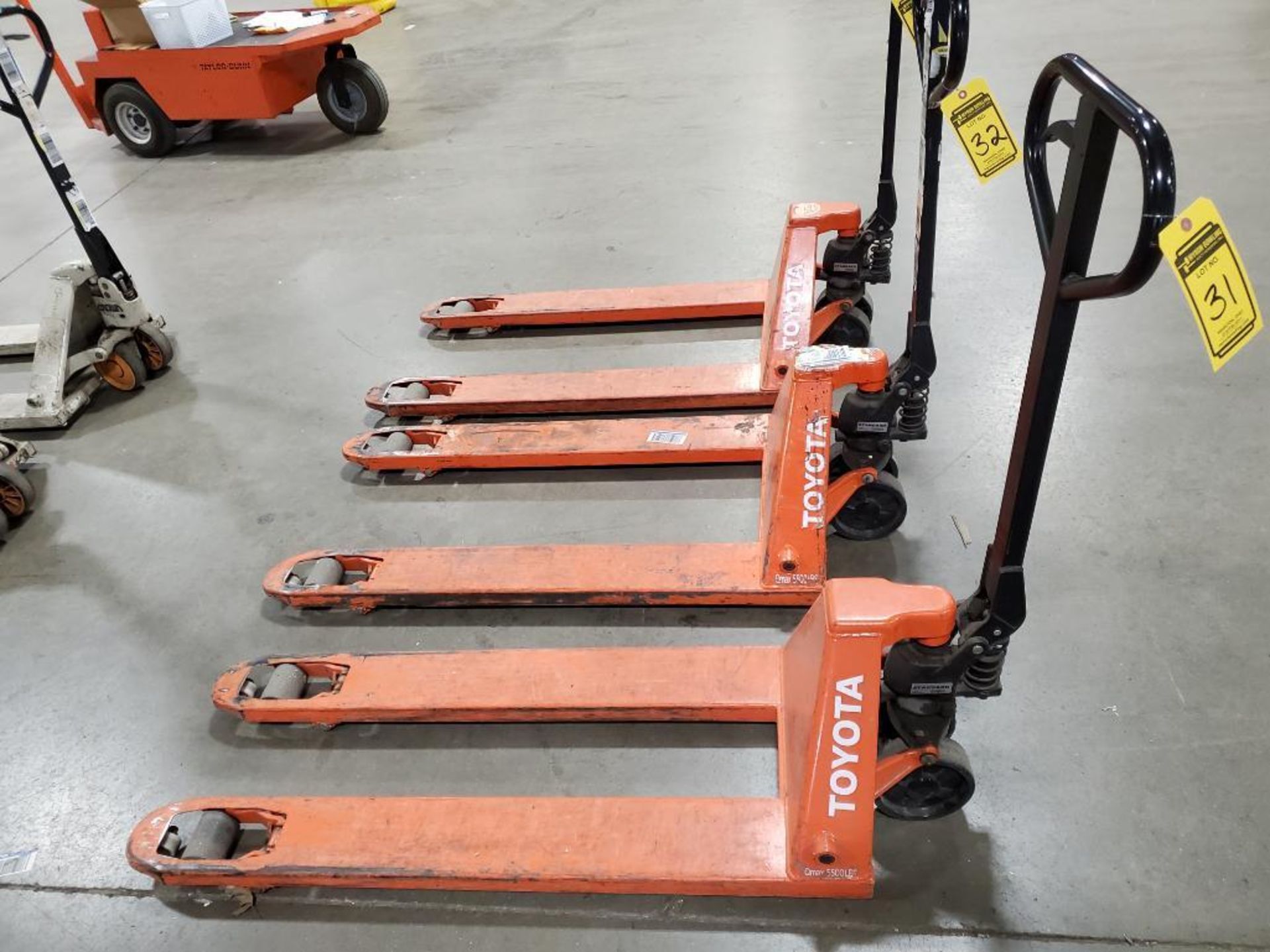 Toyota 5,500 LB. Hydraulic Manual Pallet Jack