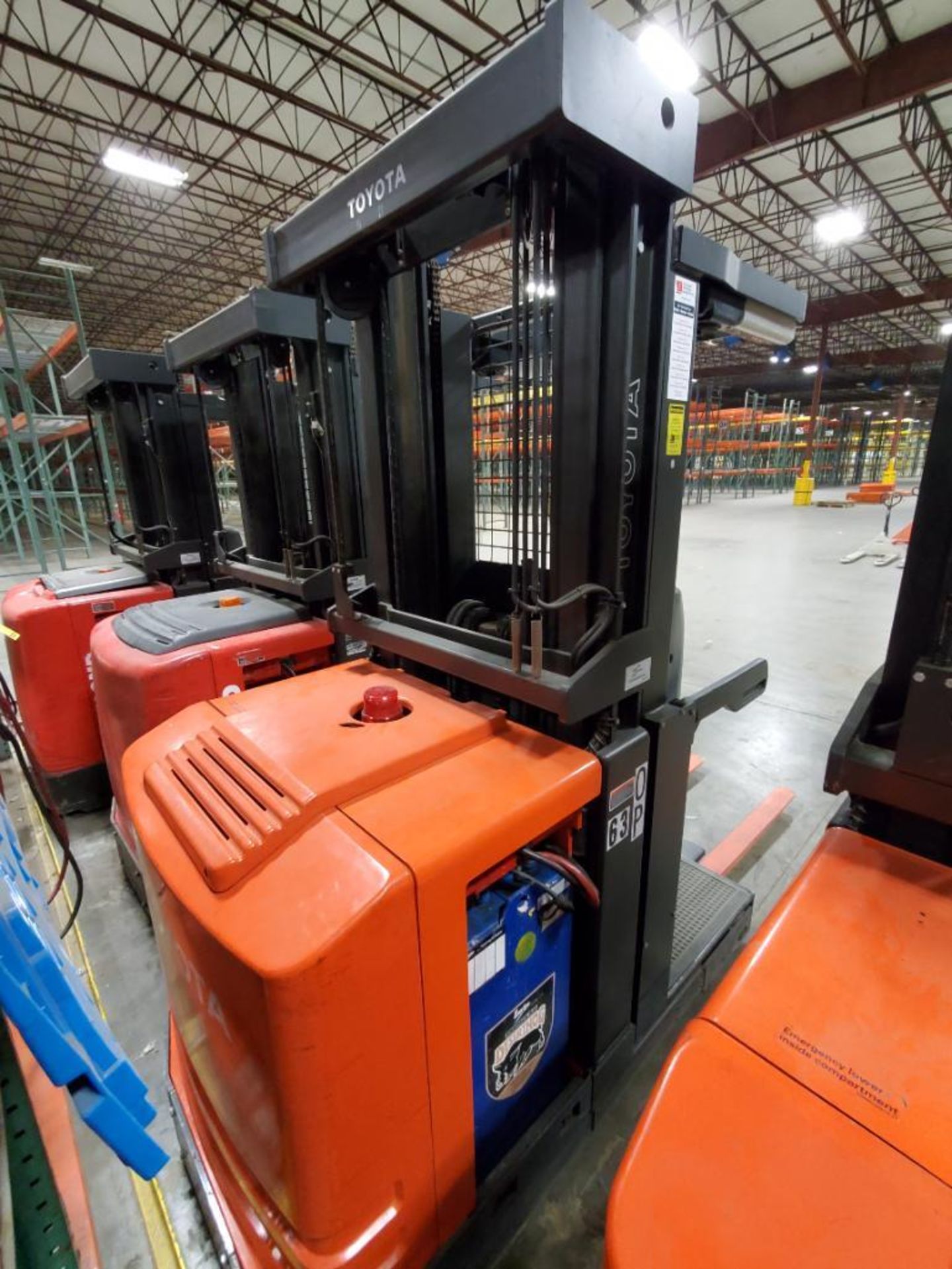 Toyota Electric Order Picker Forklift, Model 7BPUE15, 24V, 3,000 LB. Capacity, 210" Lift Height, 95" - Image 4 of 10