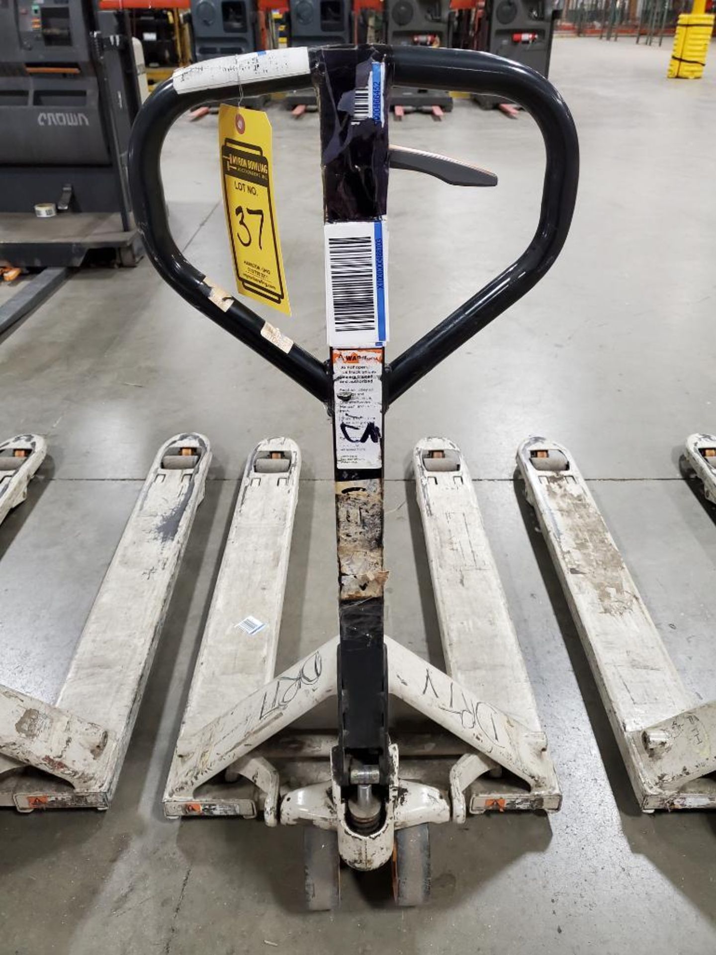 Crown 5,500 LB. Hydraulic Manual Pallet Jack - Image 4 of 4