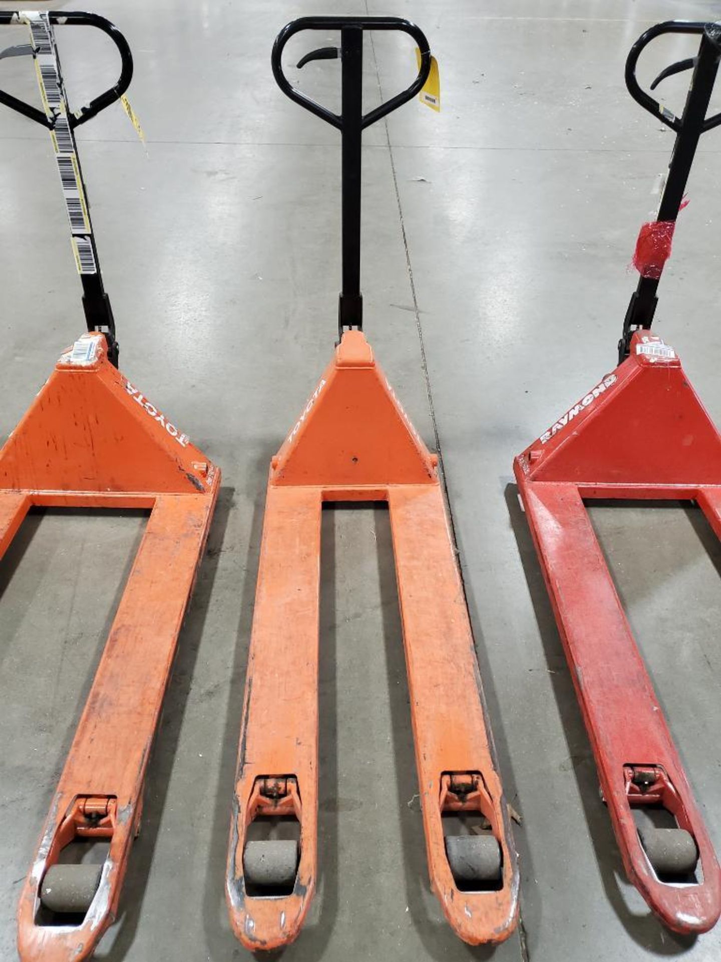 Toyota 5,500 LB. Hydraulic Manual Pallet Jack - Image 2 of 4