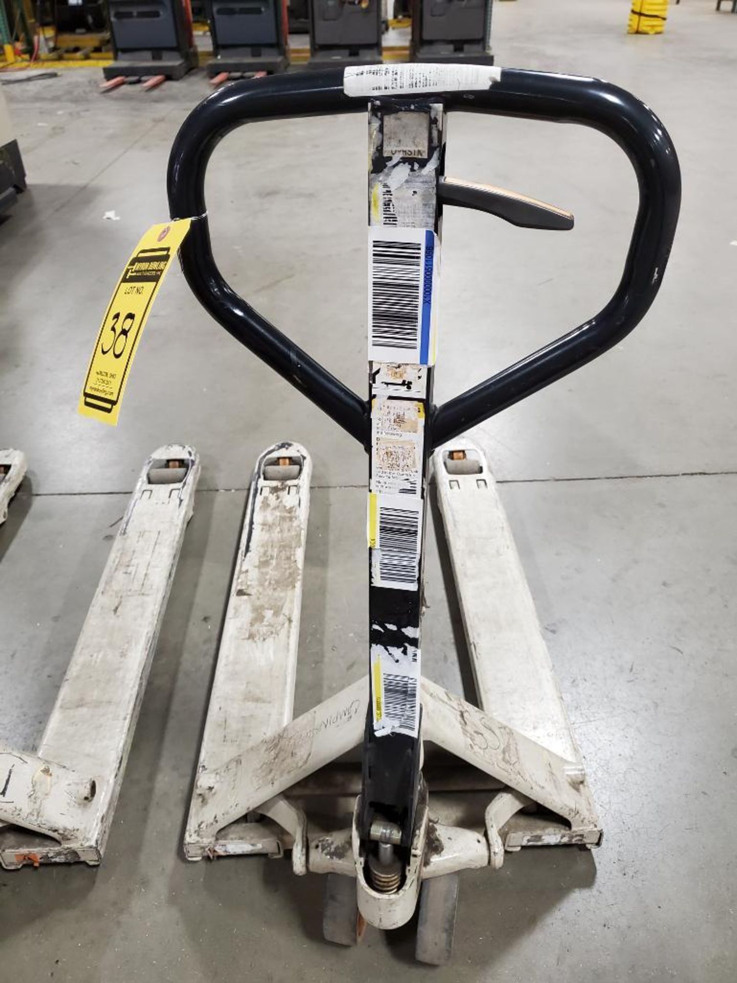 Crown 5,500 LB. Hydraulic Manual Pallet Jack - Image 4 of 4