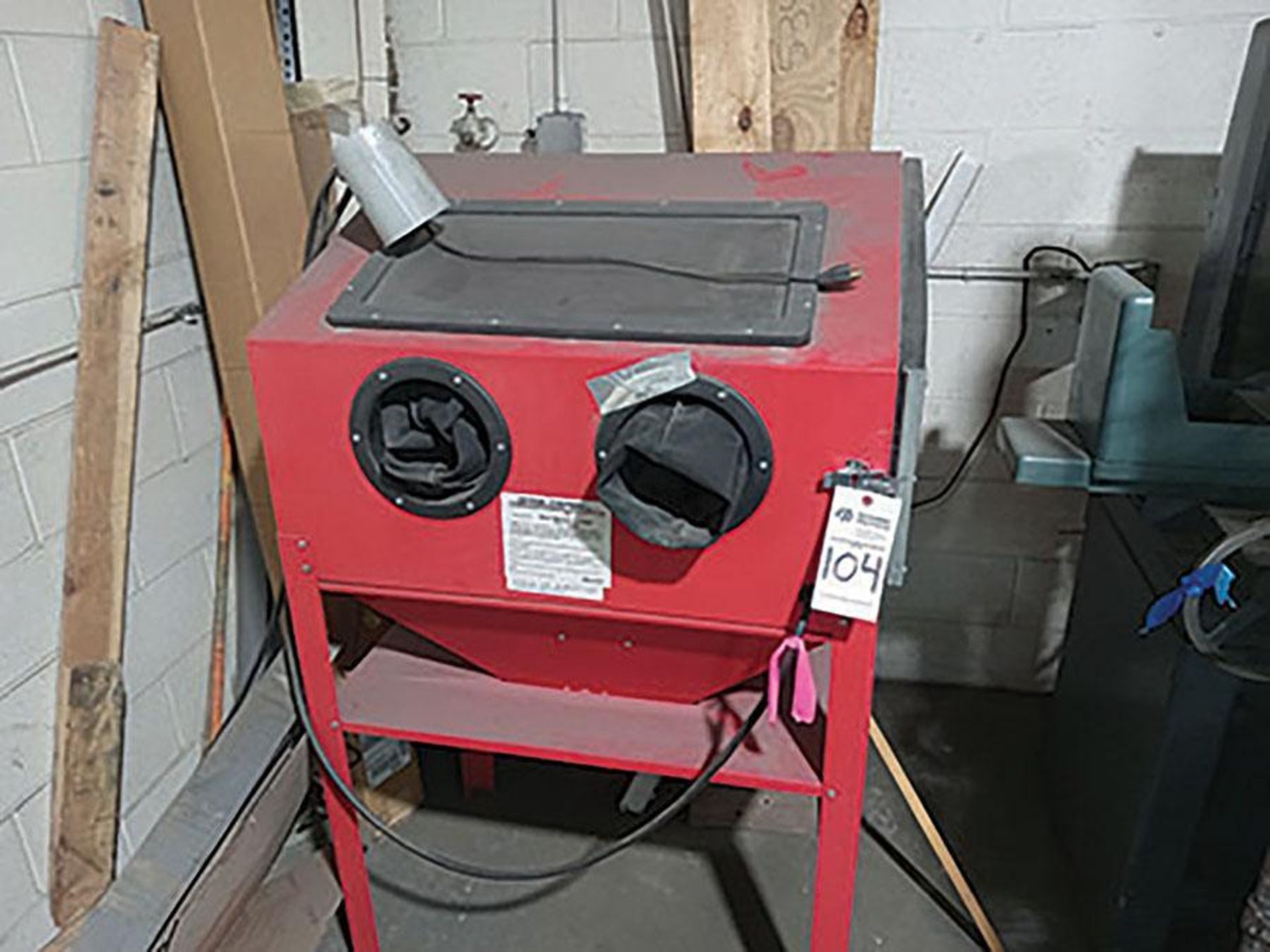 Central Pneumatic Steel Blaster Cabinet, Item No: 39170, Capacity: 40 LB. Gun w/ 1/4" Ceramic Nozzle