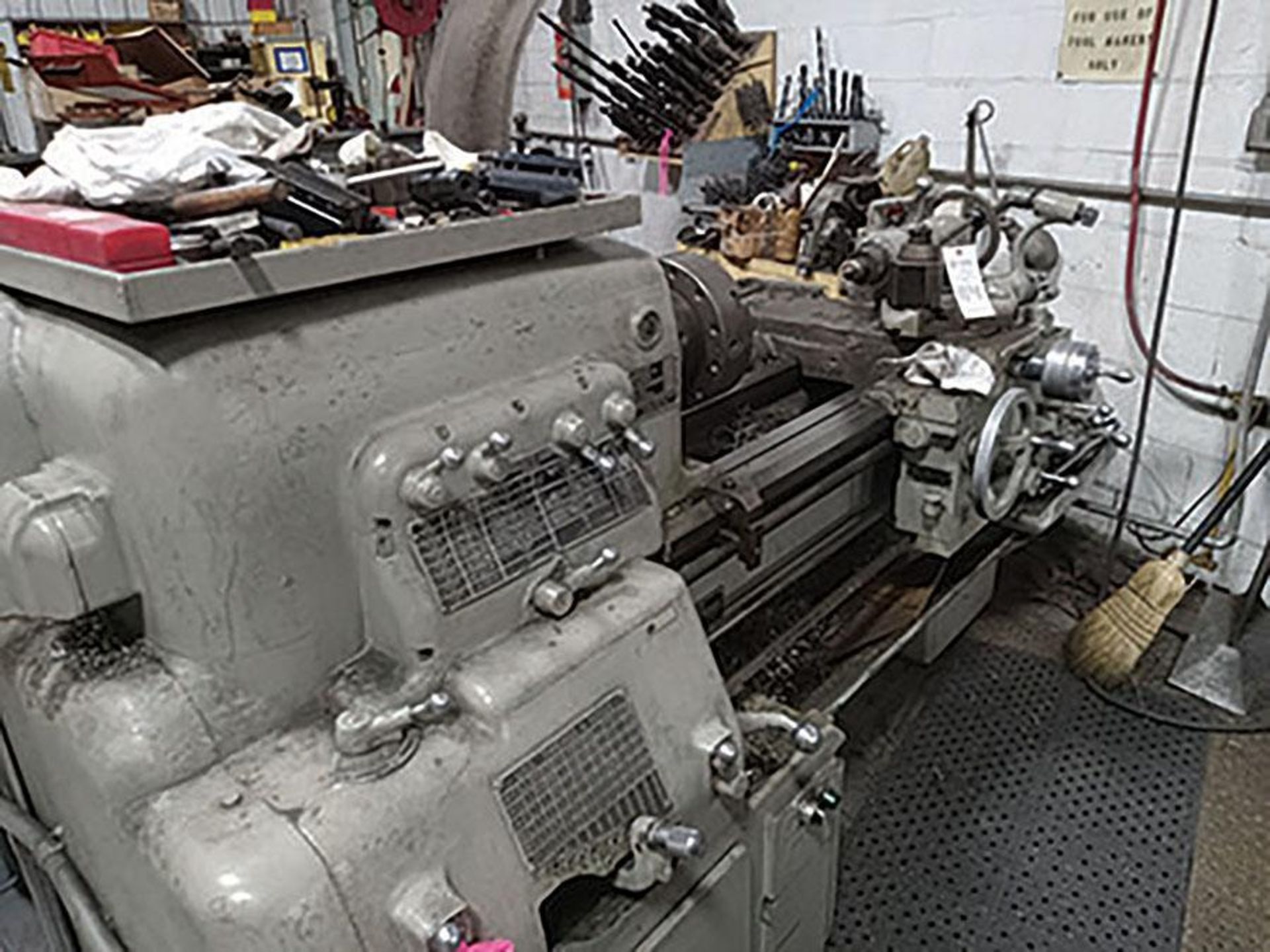 1950 Monarch 14'' x 30" Engine Lathe, Catalogue Size: 14'', Serial: 32826, Actual Swing: 16.5'', Dis - Image 2 of 4