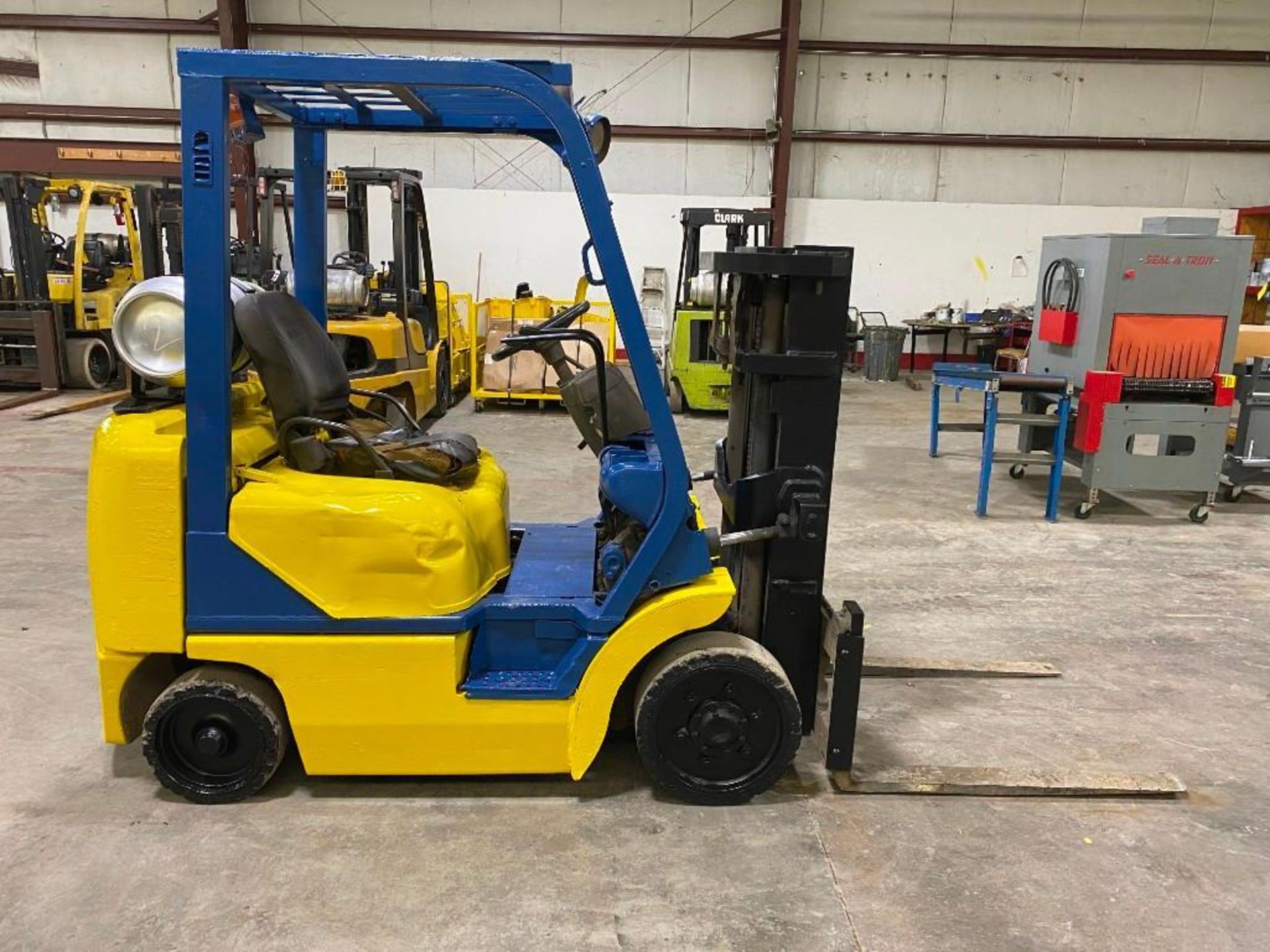 Komatsu 4,000-LB. Capacity Forklift, Model FG20, LPG, Solid Tires, 2-Stage Truck Mast w/ 79" Max. Li - Image 3 of 5