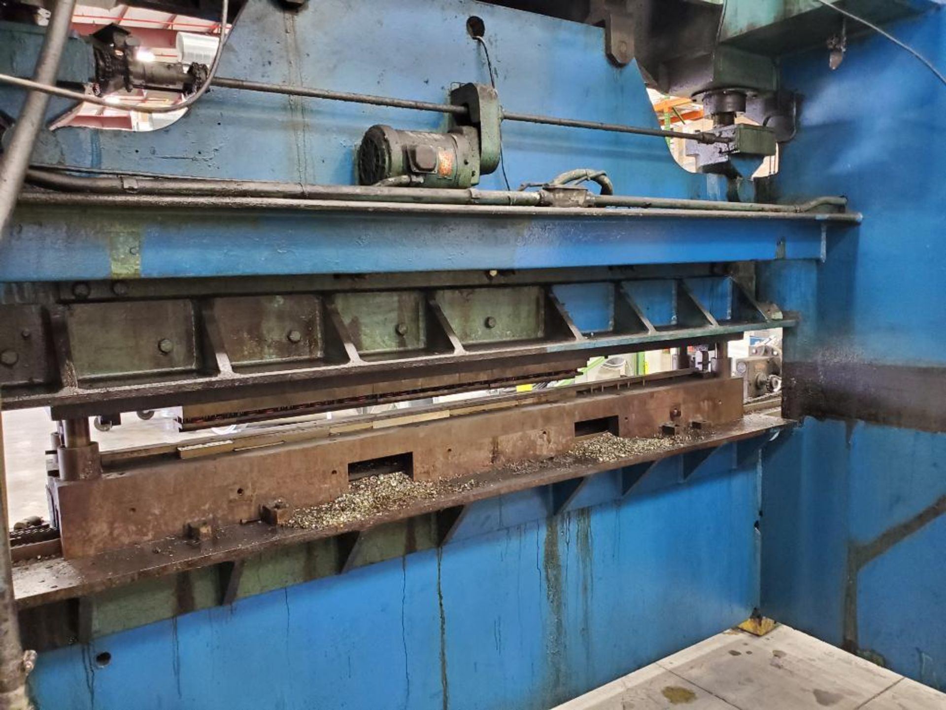 Chicago 150-Ton Press Brake, Model 810R, S/N L-20677, Knockout Die w/ Chain Cleanout Conveyor, Motor - Image 10 of 13