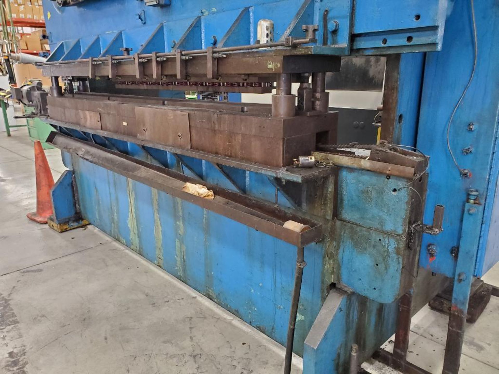 Chicago 150-Ton Press Brake, Model 810R, S/N L-20677, Knockout Die w/ Chain Cleanout Conveyor, Motor - Image 8 of 13