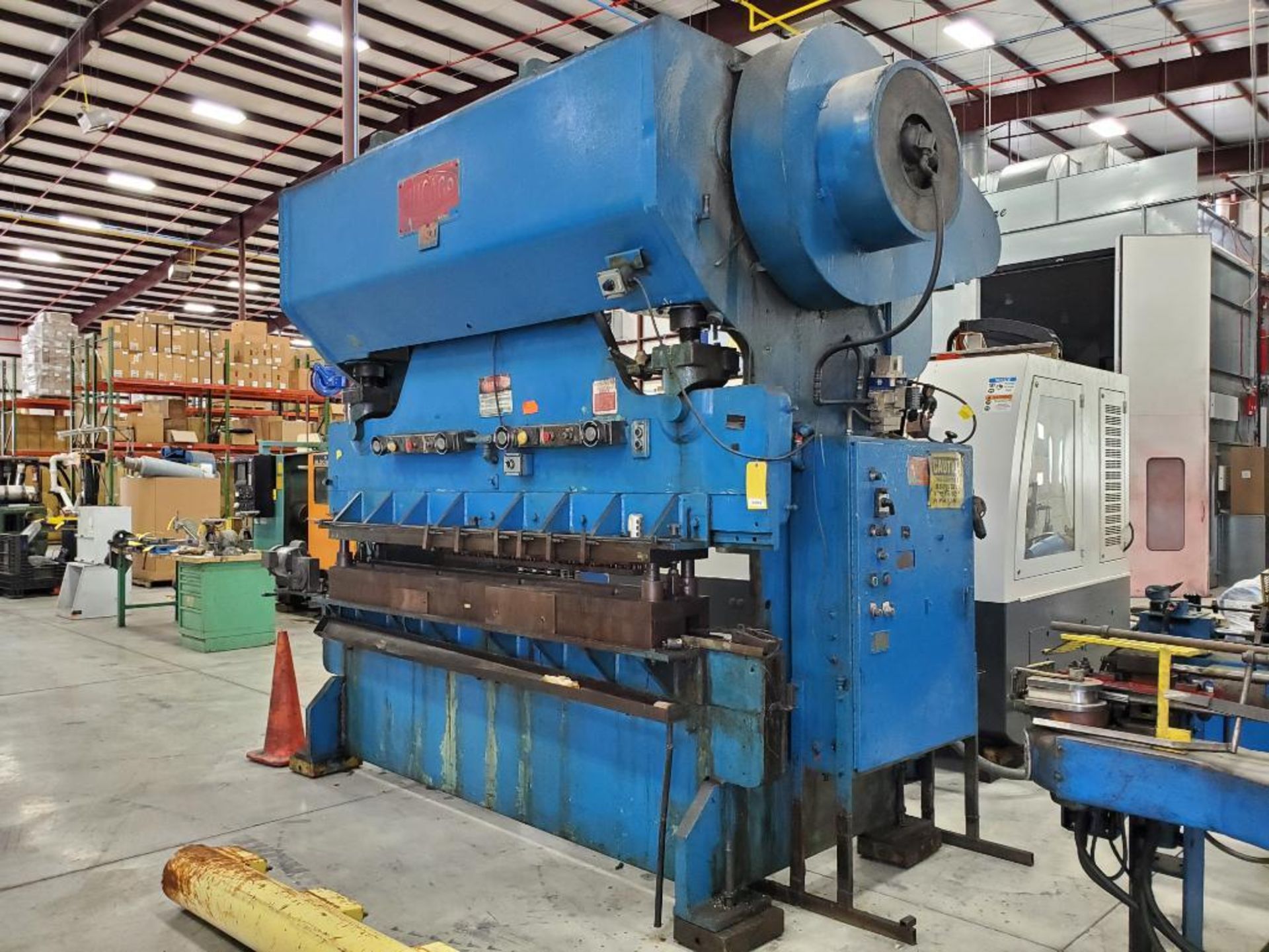 Chicago 150-Ton Press Brake, Model 810R, S/N L-20677, Knockout Die w/ Chain Cleanout Conveyor, Motor - Image 3 of 13