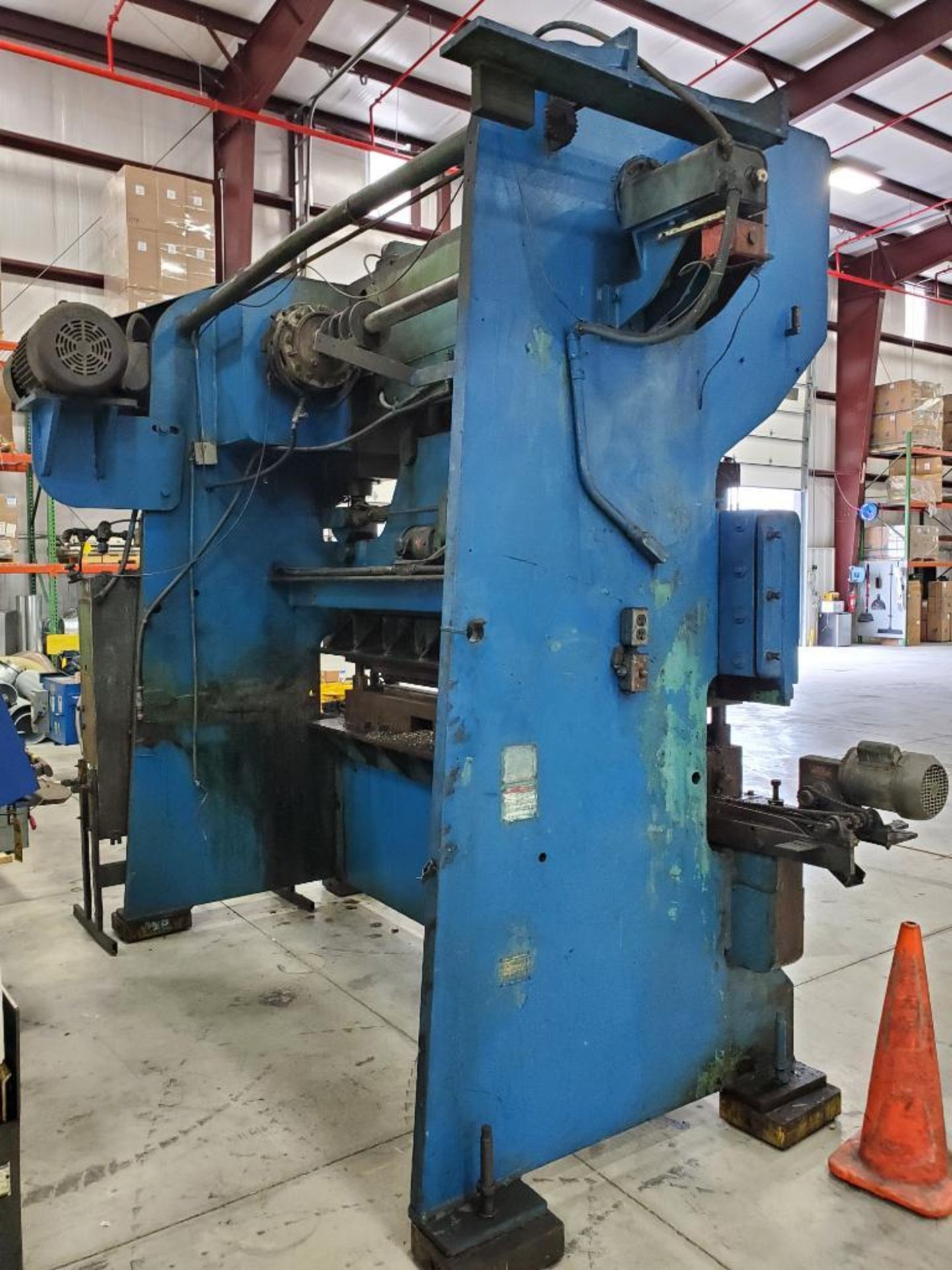 Chicago 150-Ton Press Brake, Model 810R, S/N L-20677, Knockout Die w/ Chain Cleanout Conveyor, Motor - Image 11 of 13