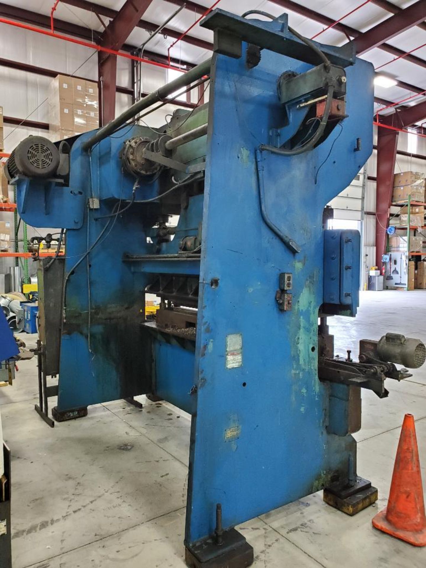 Chicago 150-Ton Press Brake, Model 810R, S/N L-20677, Knockout Die w/ Chain Cleanout Conveyor, Motor - Image 12 of 13