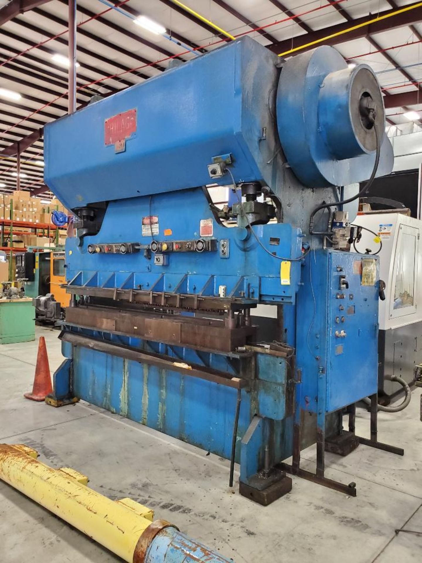 Chicago 150-Ton Press Brake, Model 810R, S/N L-20677, Knockout Die w/ Chain Cleanout Conveyor, Motor - Image 2 of 13