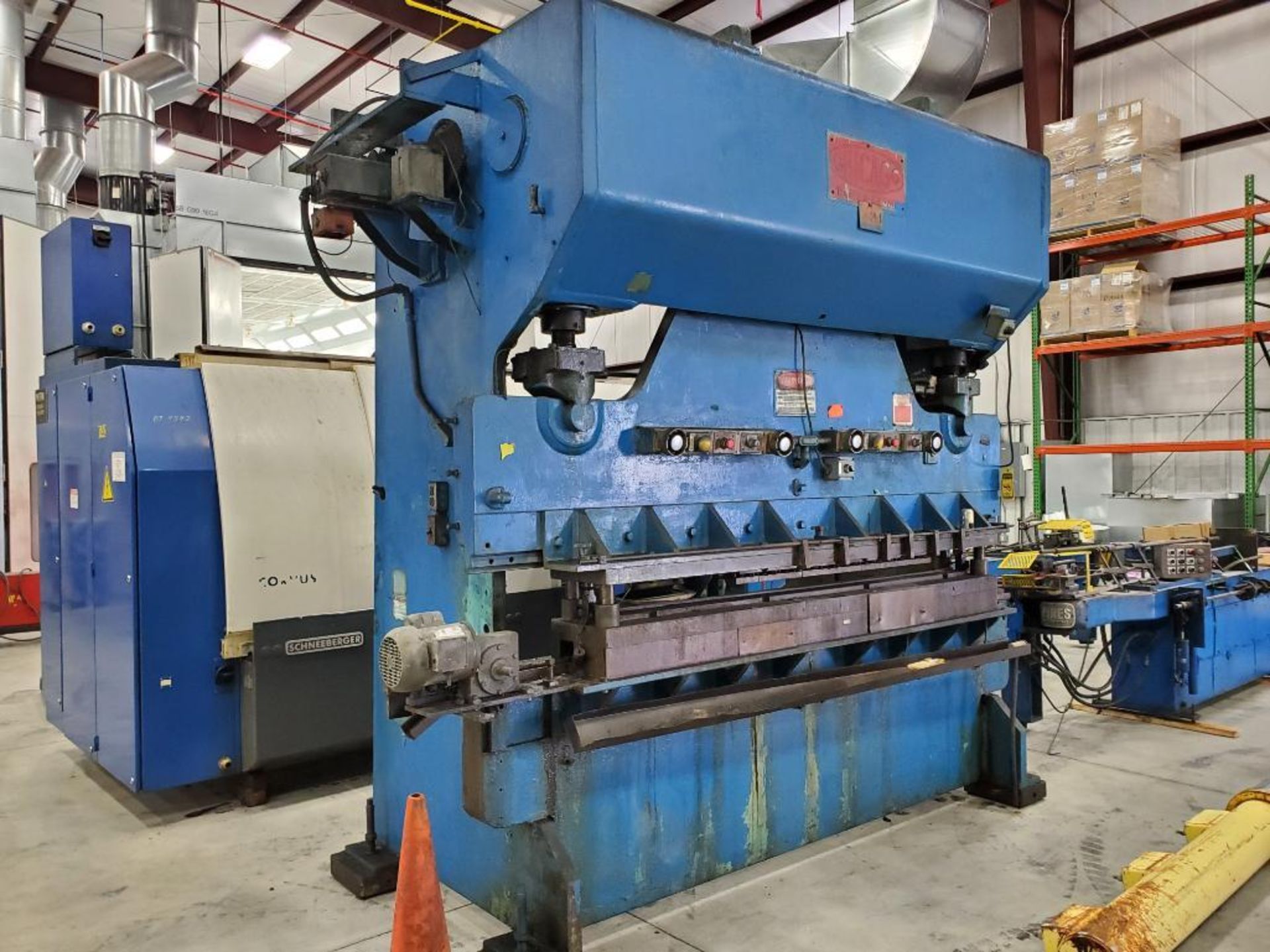 Chicago 150-Ton Press Brake, Model 810R, S/N L-20677, Knockout Die w/ Chain Cleanout Conveyor, Motor - Image 4 of 13