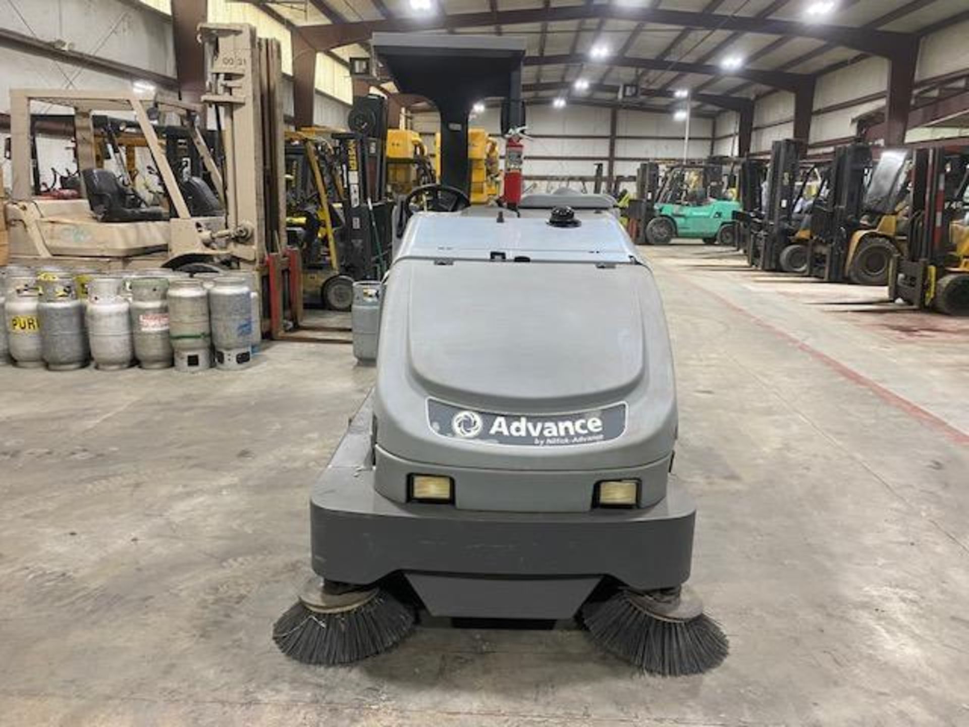 Advance Riding Floor Sweeper/Scrubber, Model CAPTOR 5400, S/N 1960757, LPG, 62" Path, GVW 4,240, 4,9 - Image 4 of 5