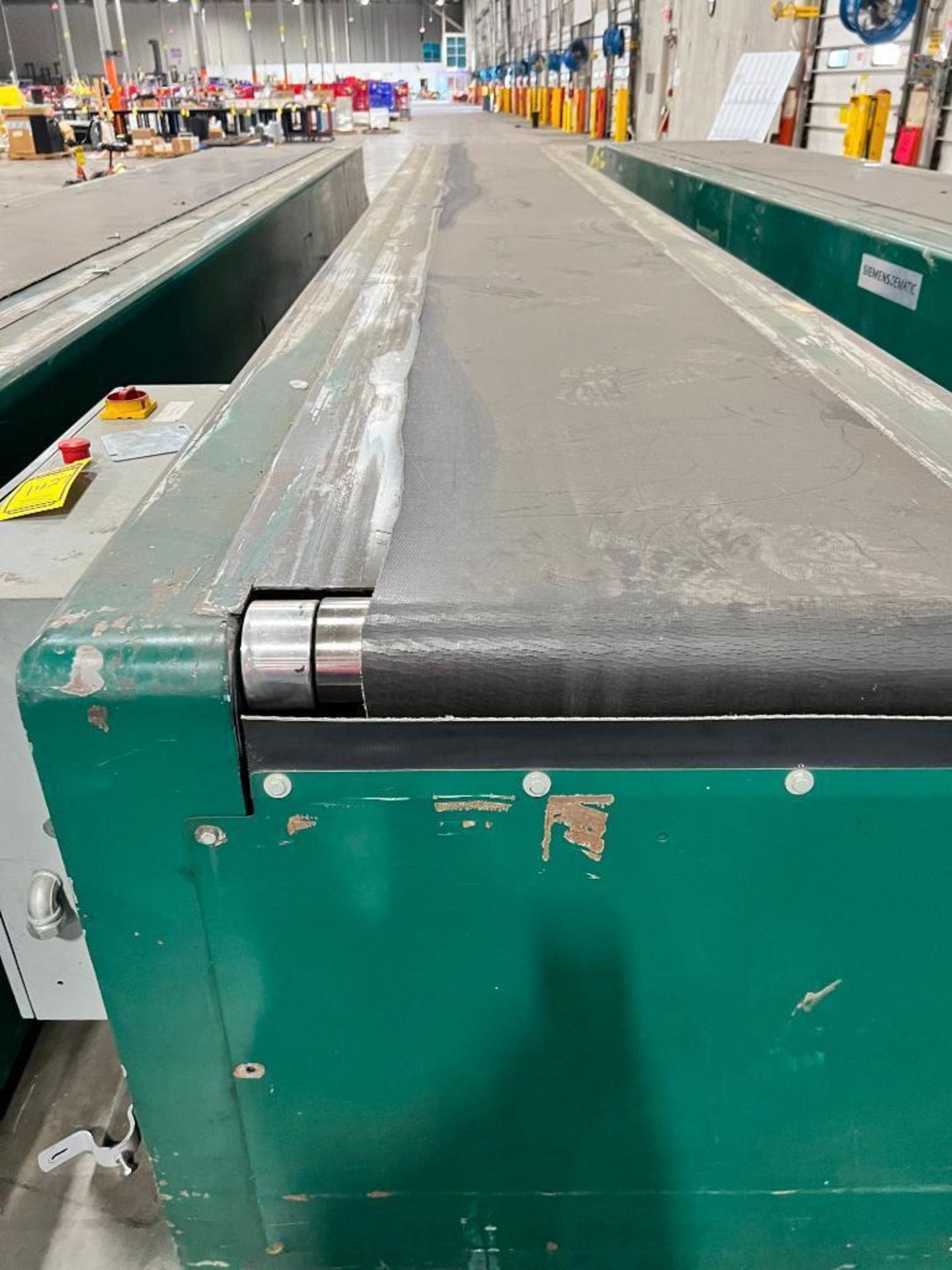 Siemens Dematic Telescopic Belt Conveyor ($250 Loading Fee Will Be Added To Invoice) - Image 4 of 10