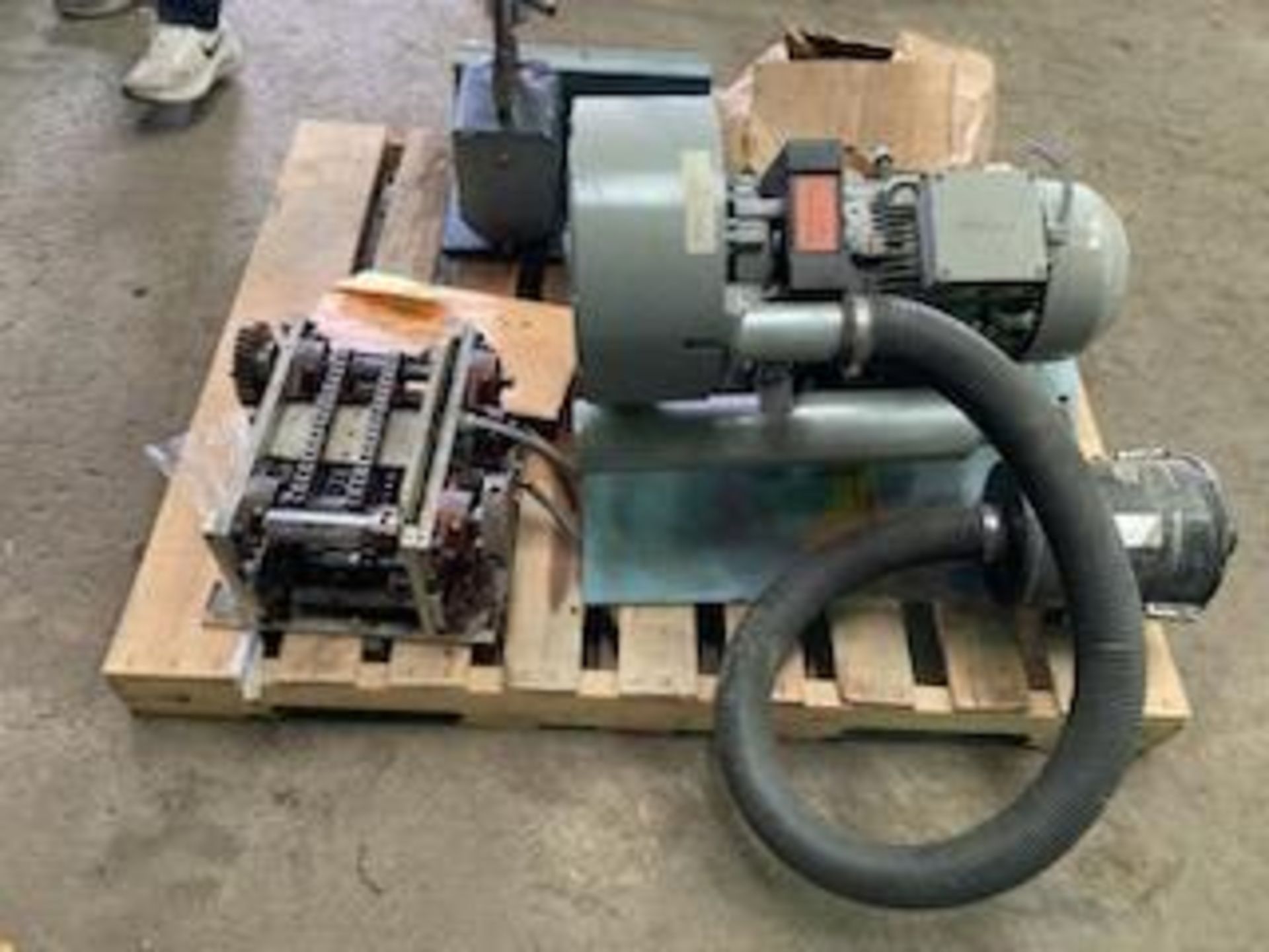 Pallet w/ Vacuum Pump, HPU & Box of Hardware (Location: 279 Burrows St., Rochester, NY 14606) - Image 2 of 4