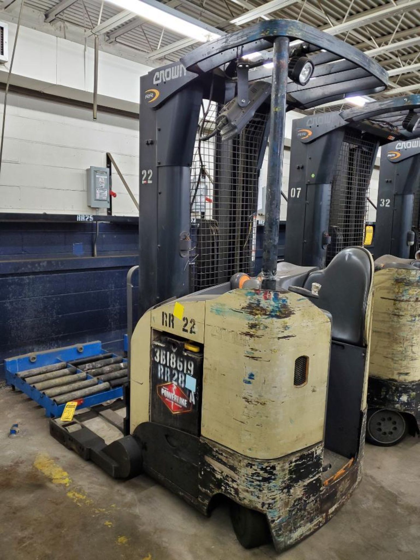 Crown RR 5200 Series Electric Reach Truck, Model RR5220-45, S/N. 1A322087, 4,500 LB. Lift Capacity, - Image 2 of 10
