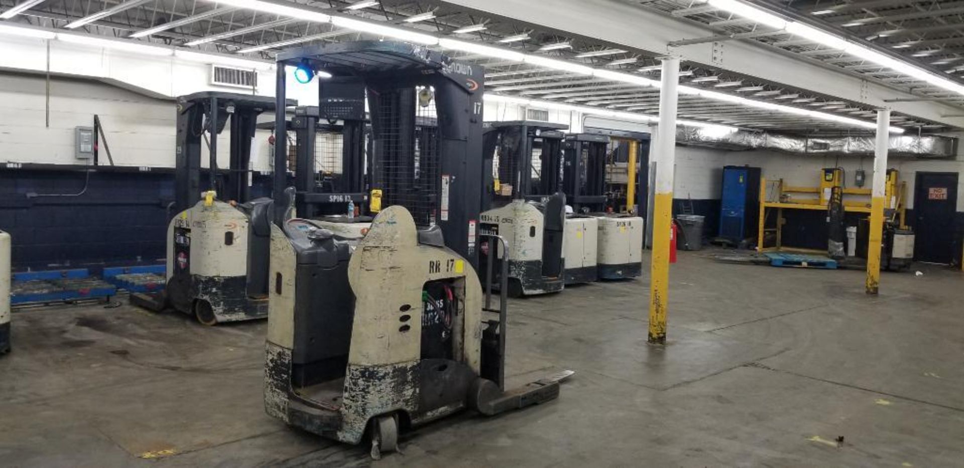 Crown RR 5200 Series Electric Reach Truck, Model RR5220-45, S/N 1A274886, 4,500 LB. Lift Capacity, 2 - Image 4 of 8