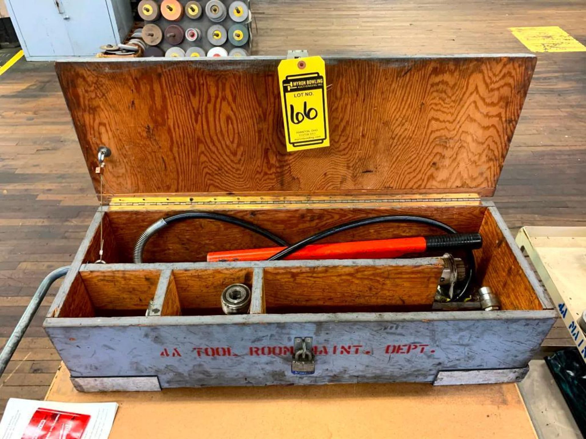 Crate w/ Portable Hydraulic Jacks & Hand Pump