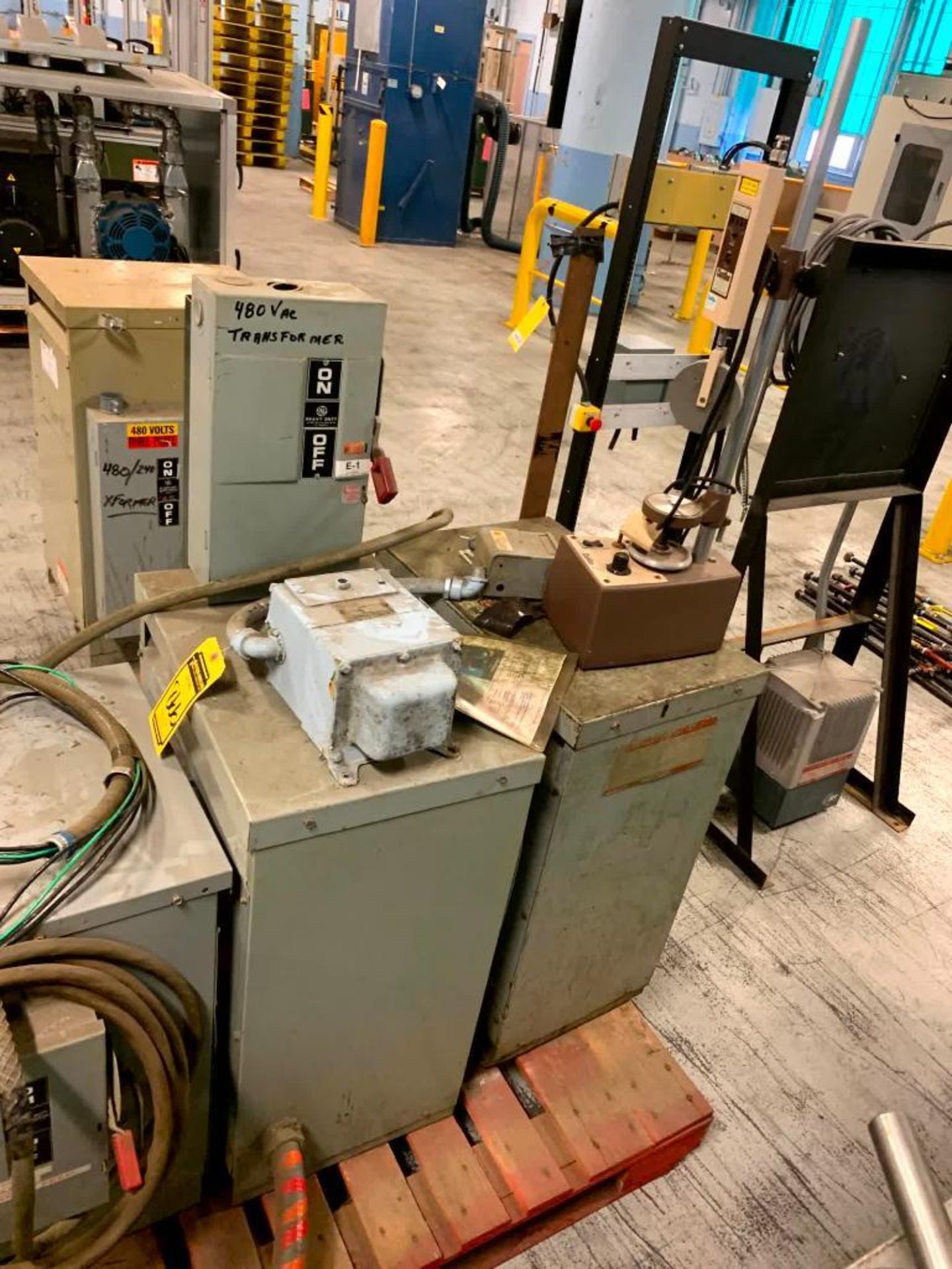 { Group of lots: 865, 866, 867 } Pallet w/ Assorted Transformers