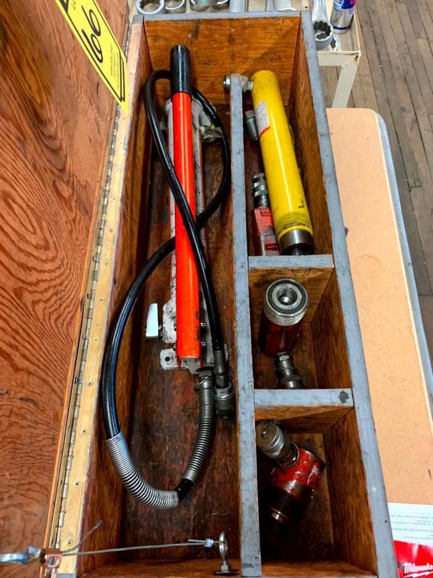 Crate w/ Portable Hydraulic Jacks & Hand Pump - Image 2 of 3