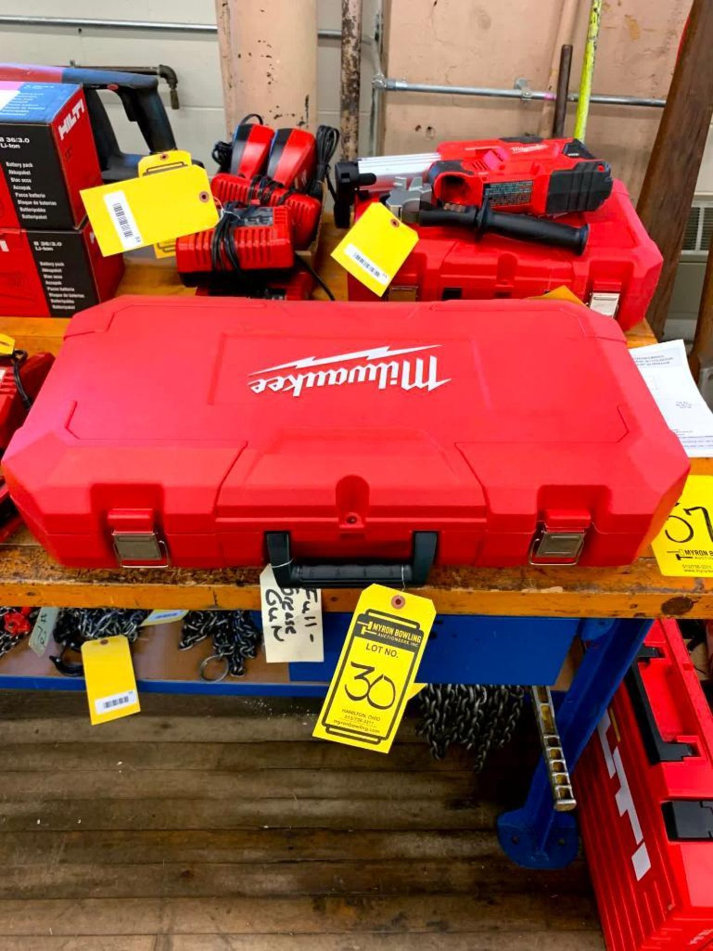 Milwaukee 18 V Grease Gun w/Battery Charger & Case